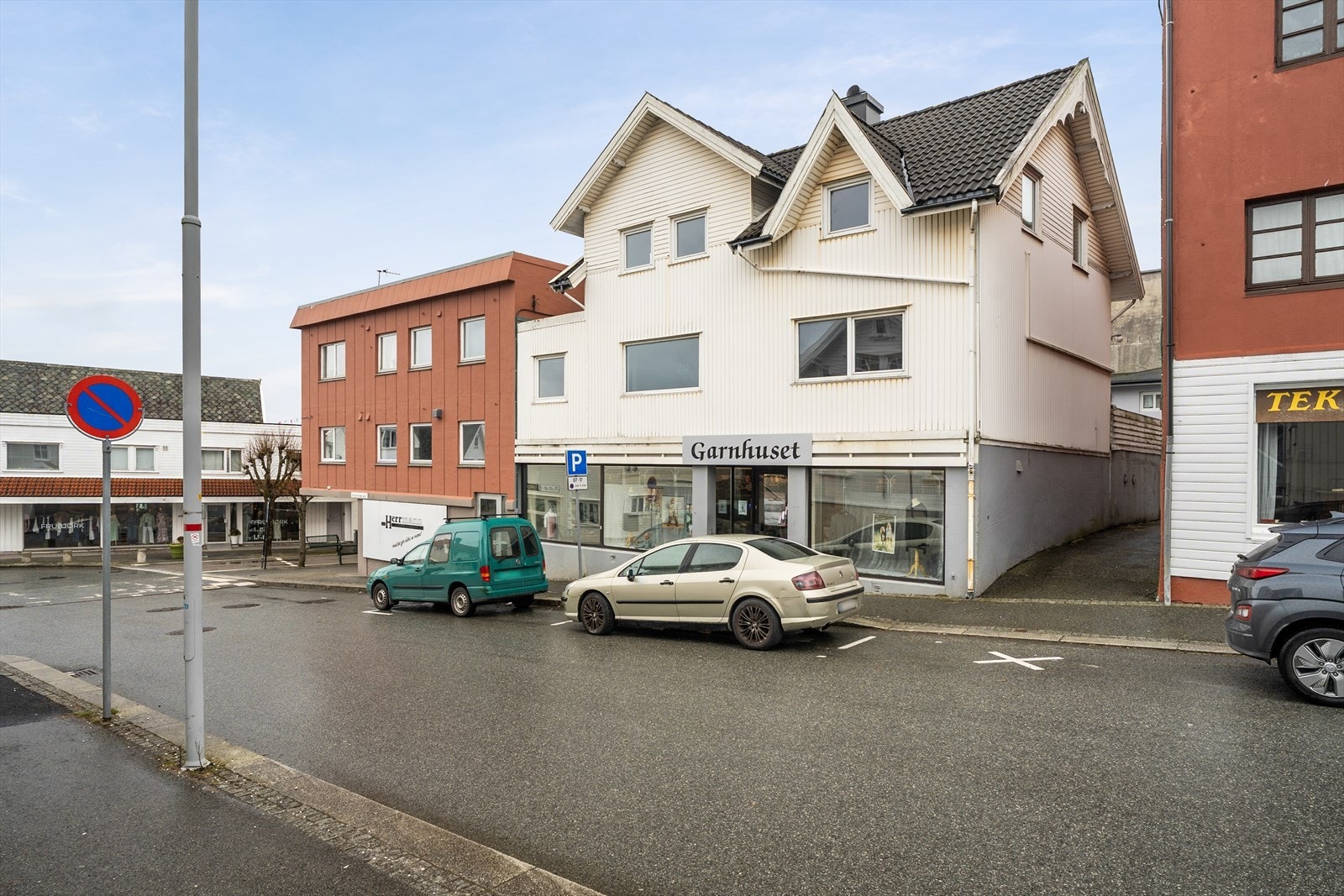 Det er gateparkering etter gjeldende bestemmelser like utenfor bygget Galleribilde