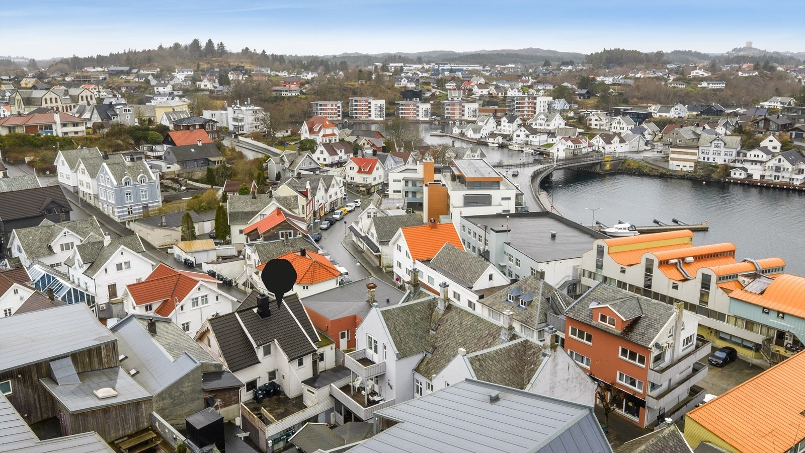 Eiendommen har en sentral og attraktiv beliggenhet i hjertet av Kopervik sentrum Galleribilde