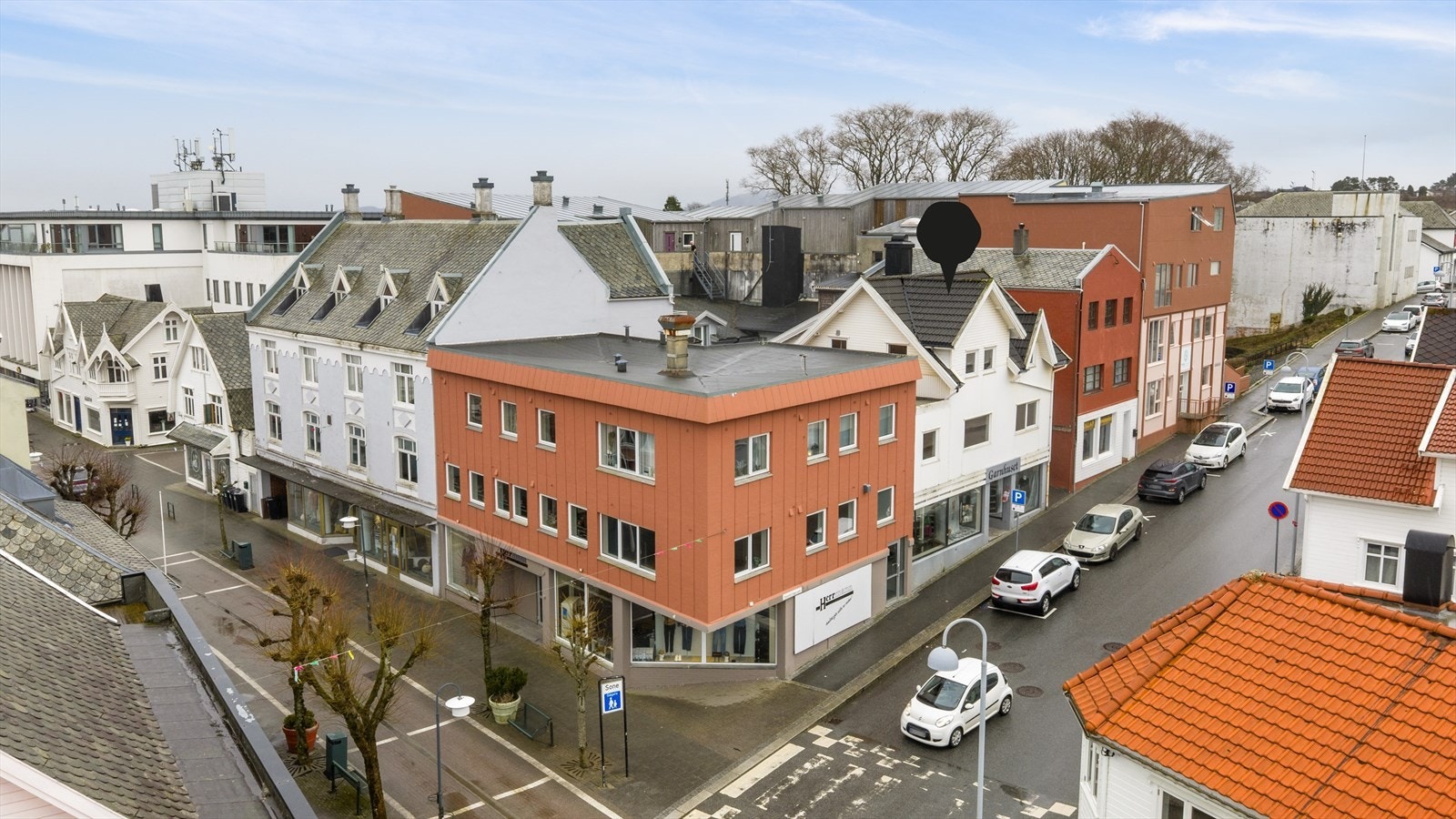 Statsråd Vinjes gate 1 er et kombinasjonsbygg med stort butikklokale i 1. etasje samt to leiligheter i 2. og 3. etasje (leiligheten i 3. etasje er ikke godkjent som egen boenhet) Galleribilde