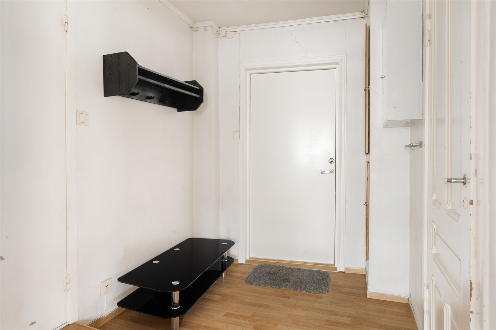 En romslig gang ønsker deg velkommen inn i leiligheten Galleribilde