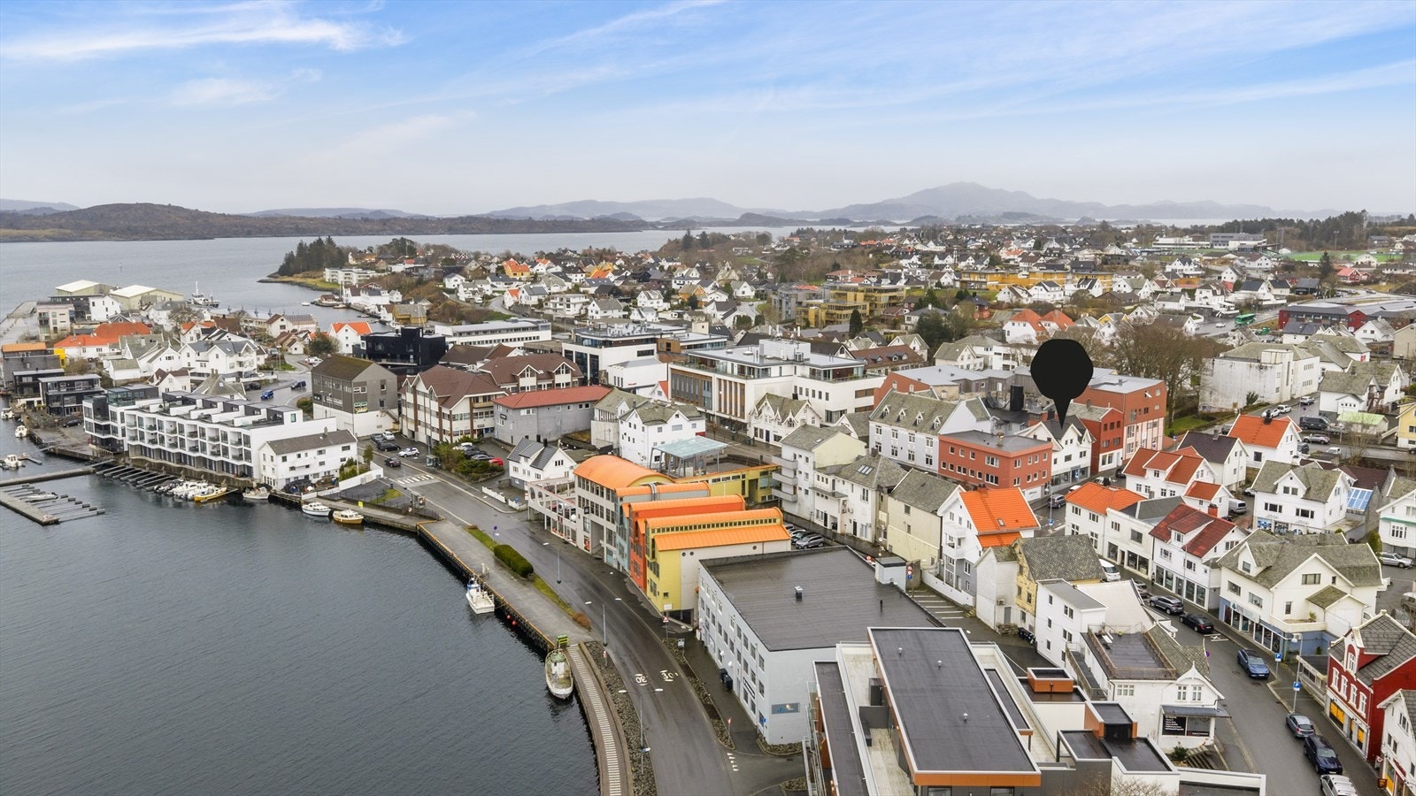 Eiendommen ligger meget sentralt til i Kopervik sentrum med gangavstand til alt byen kan tilby Galleribilde
