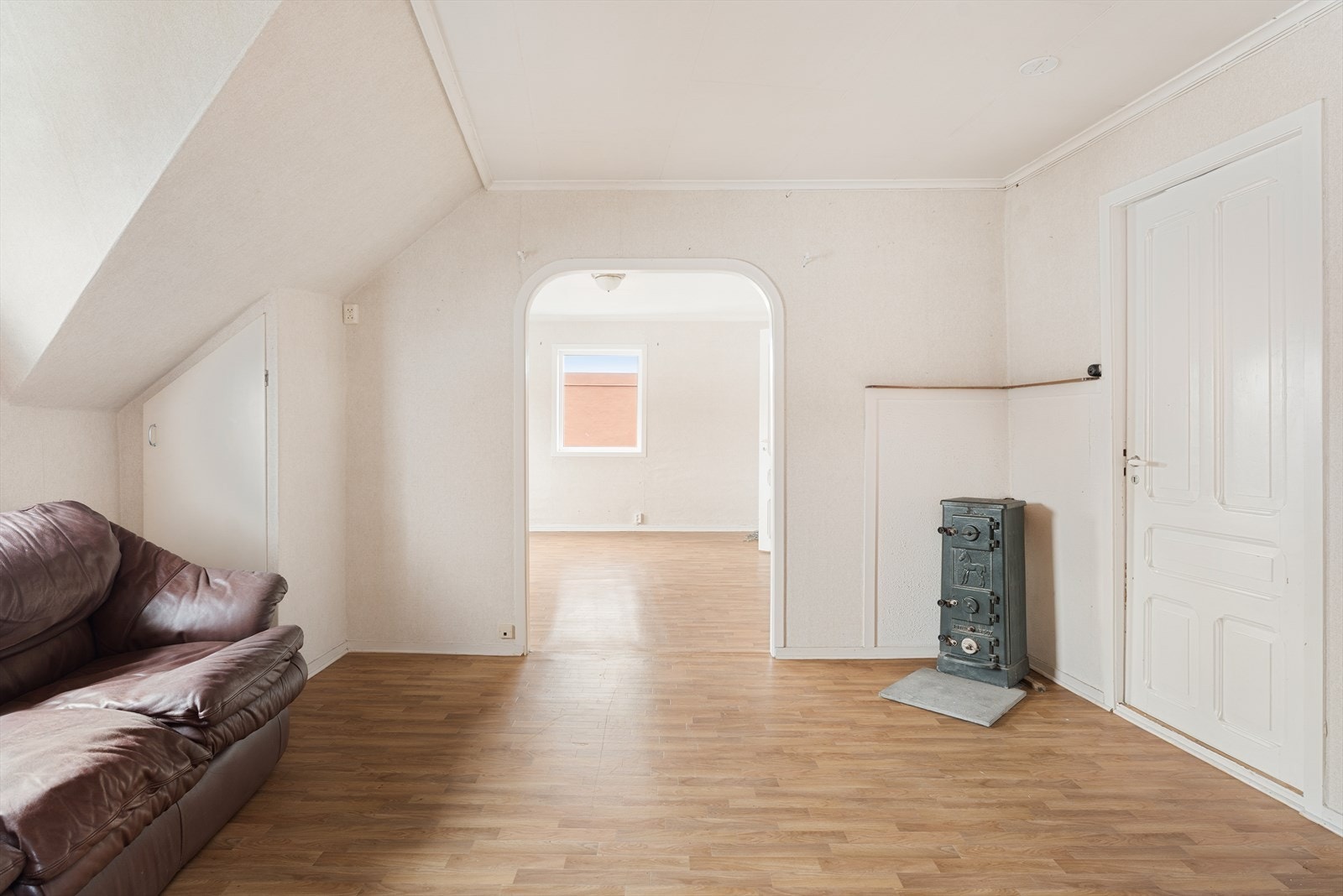 Leiligheten har en lys, todelt stue med plass til både sofagruppe og spisebord Galleribilde