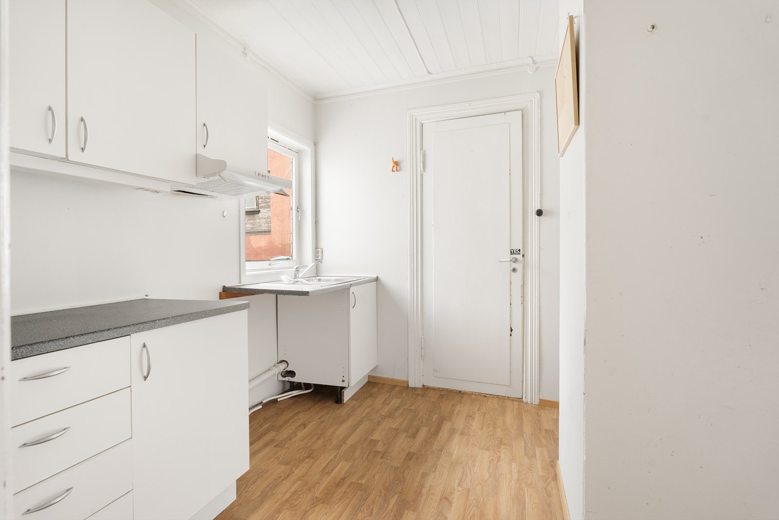 Leiligheten har kjøkken fra ca 2007 med god skap- og benkeplass samt frittstående hvitevarer Galleribilde