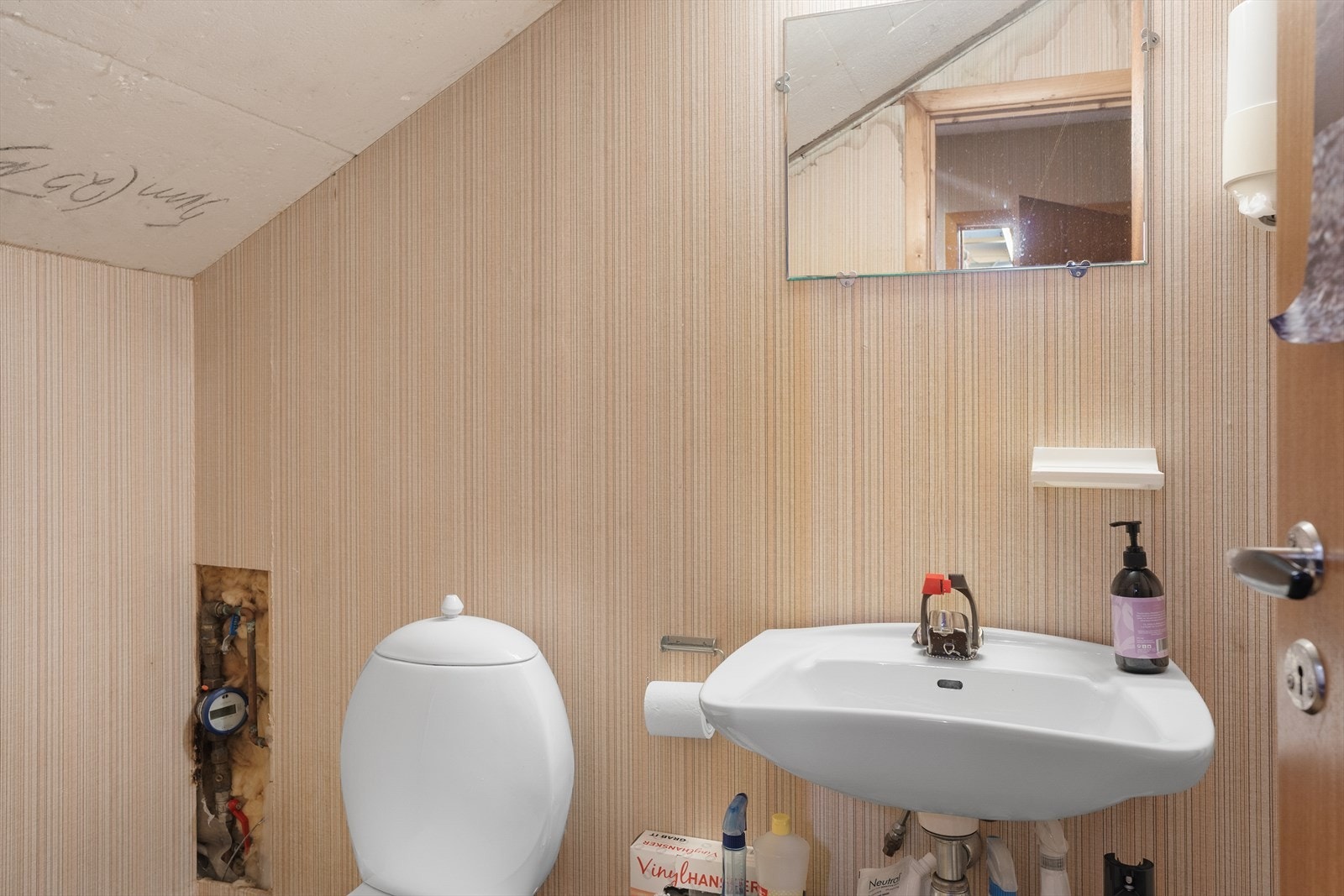WC i tilknytning til kontoret med enkel servant og gulvmontert toalett Galleribilde