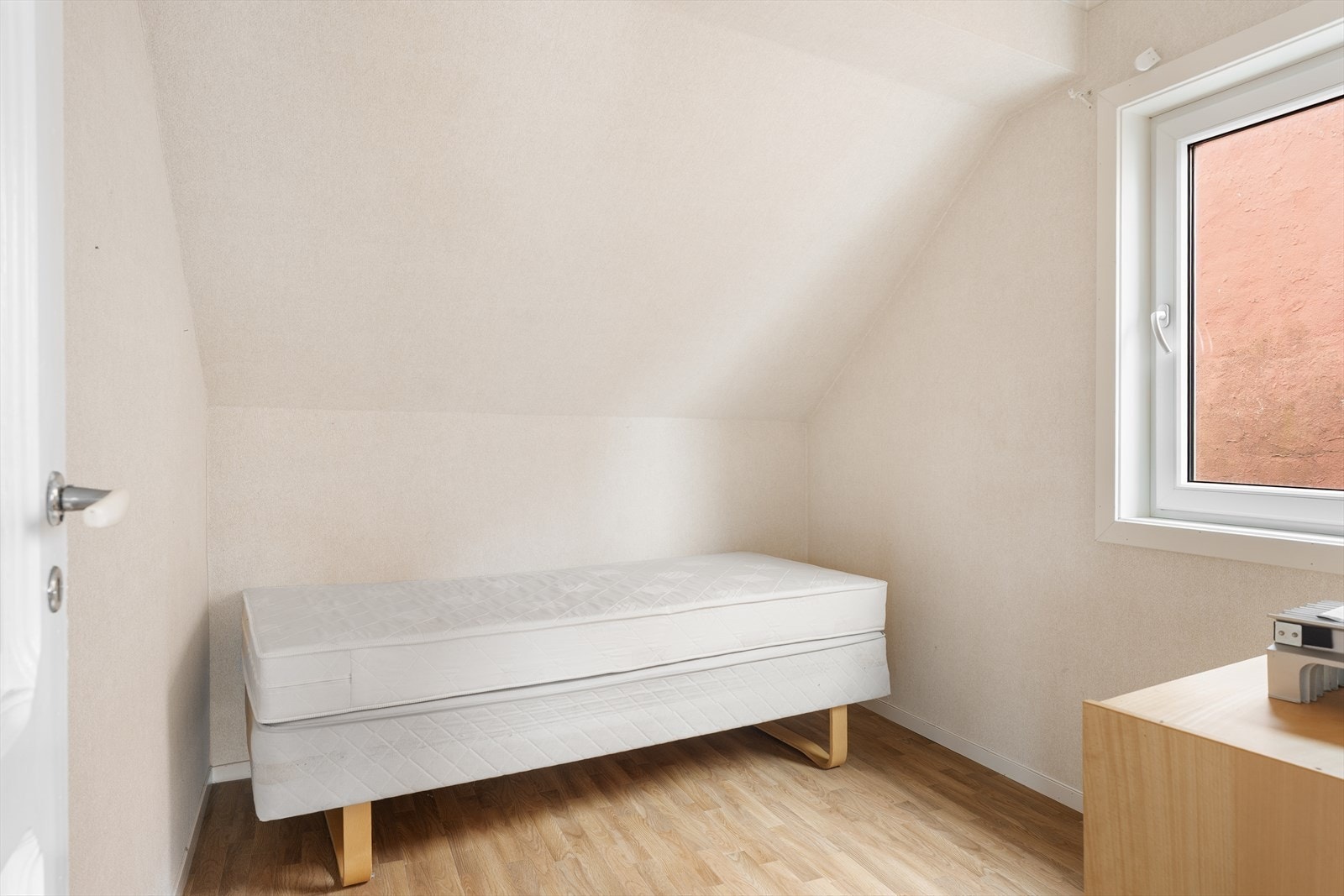 Pent soverom med plass til seng og kommode Galleribilde