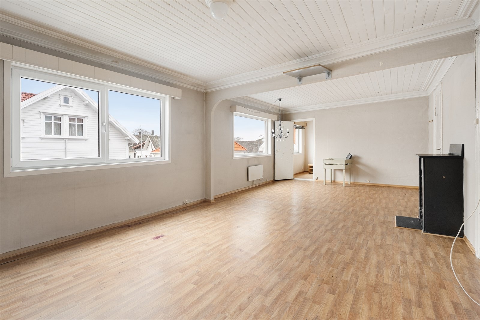 Leiligheten i 2. etasje består av gang, stue, kjøkken, to soverom og bad - den romslige stuen har god plass til både sofagruppe og spisebord Galleribilde