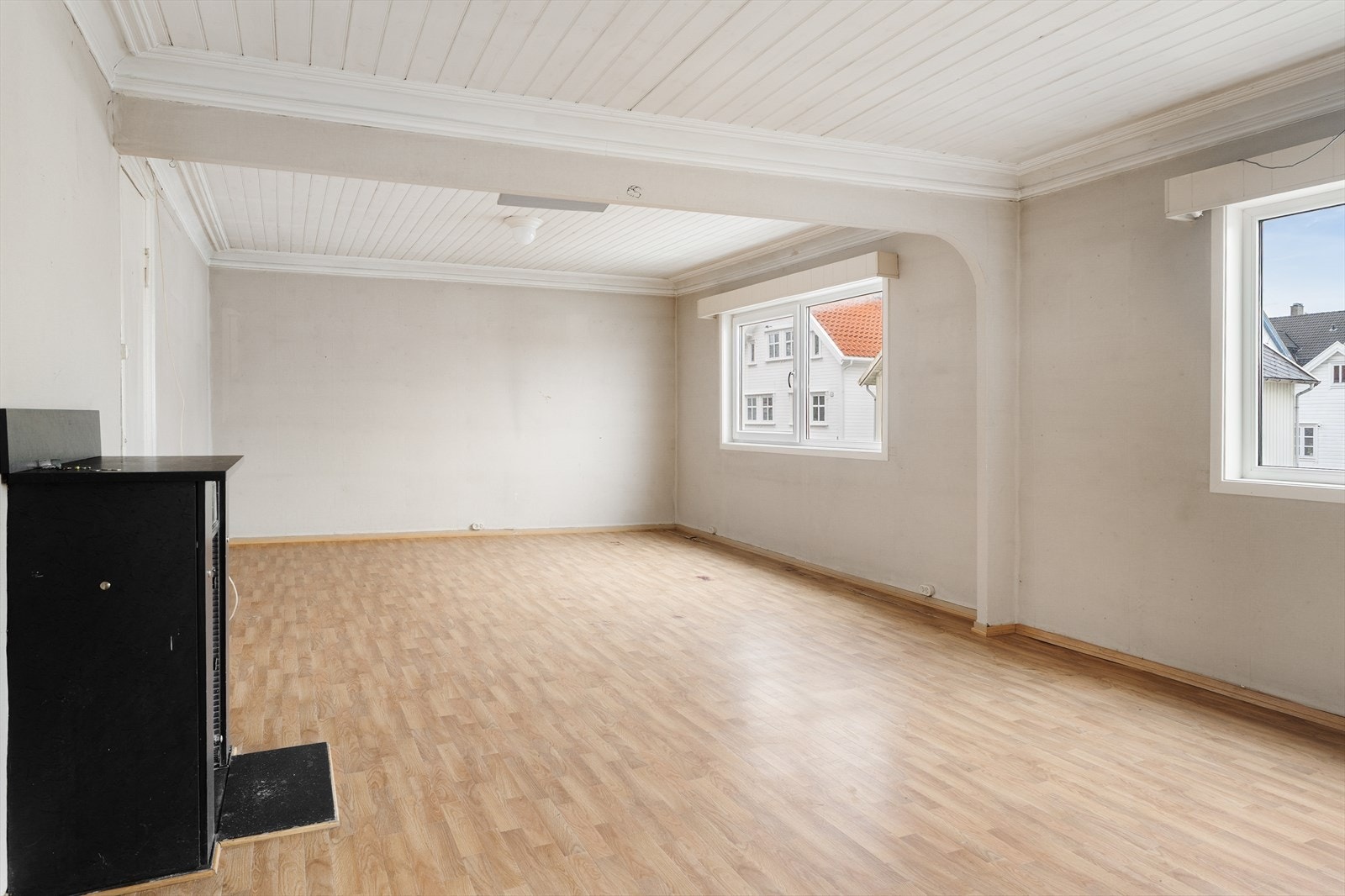 Overflatene i leiligheten fremstår med en del slitasje, og kjøper må påregne utbedringer Galleribilde