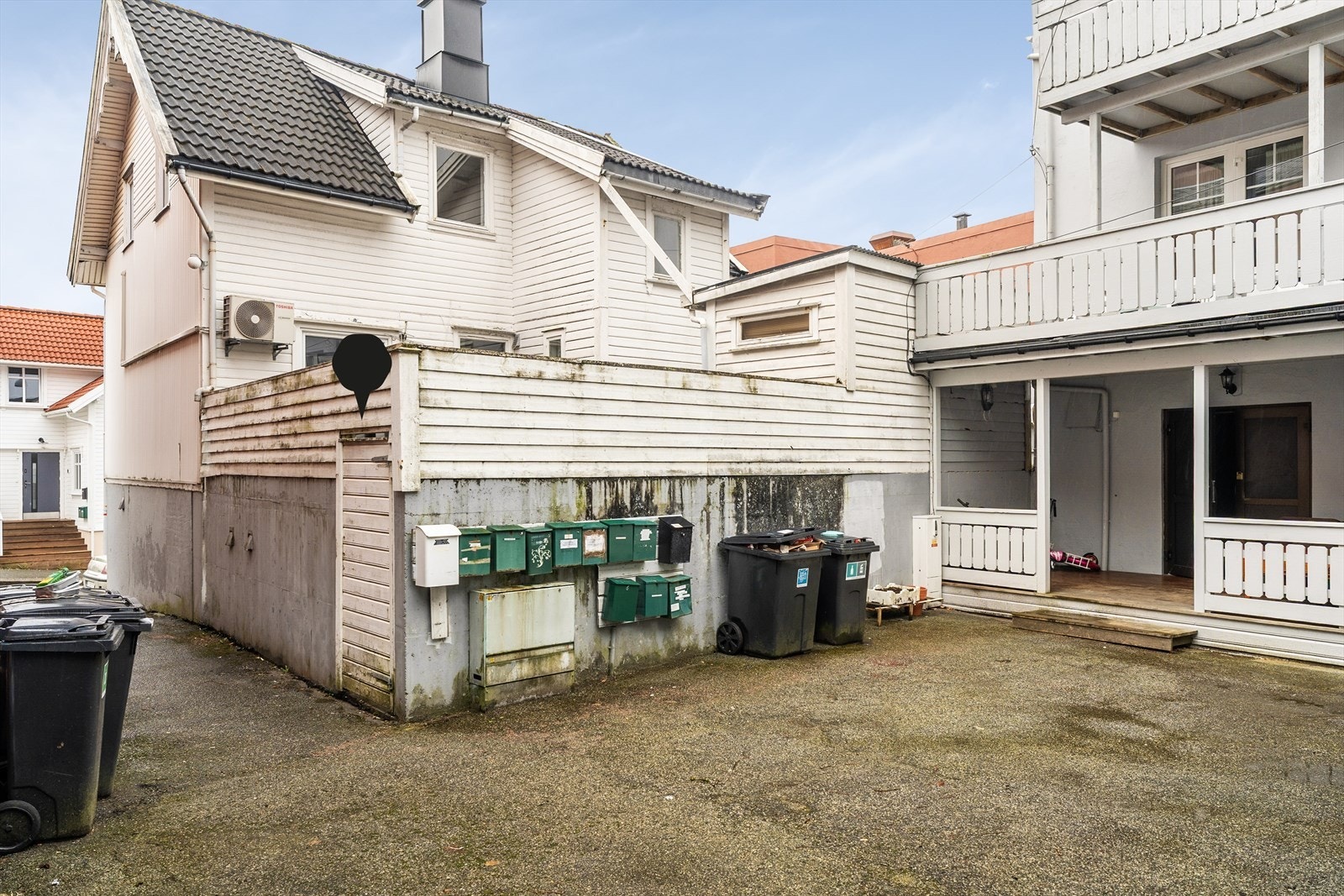 Leilighetene i 2. og 3. etasje har adkomst via port til felles bakgård/terrasse Galleribilde