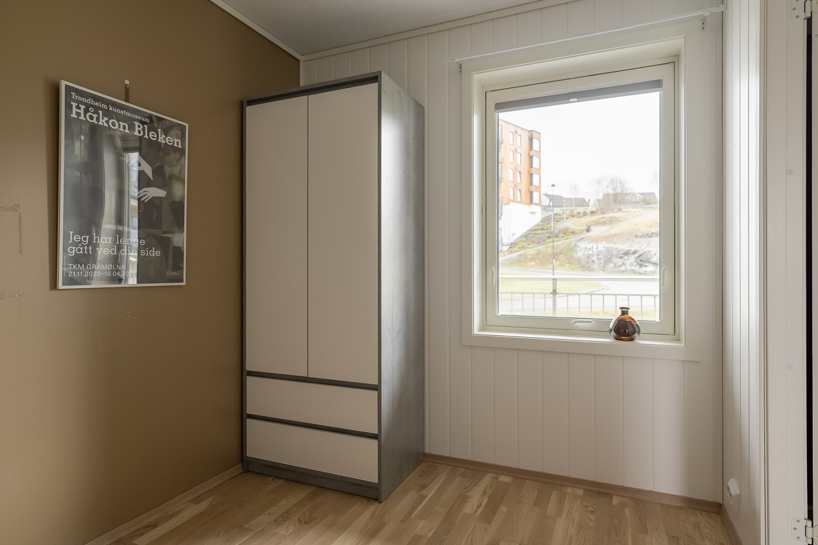 Leilighetens andre soverom måler 5,9 m² og gir gode muligheter for innredning etter behov. Galleribilde