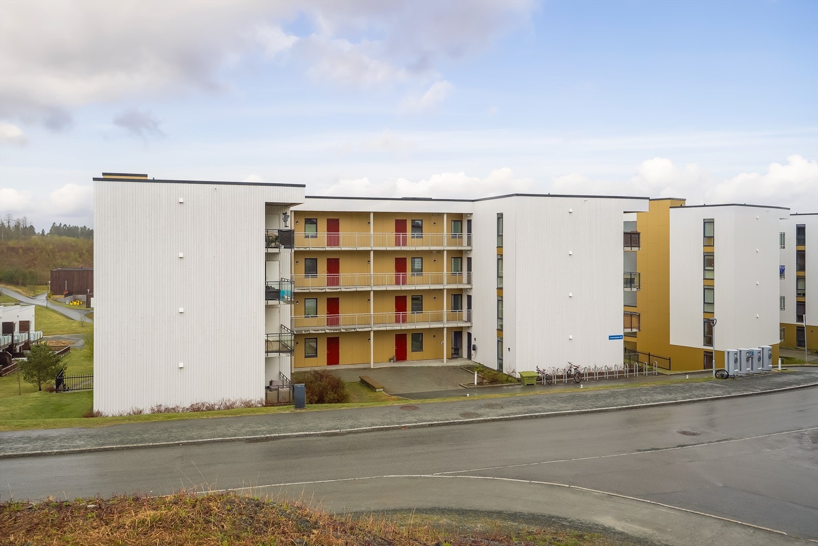 Leilighetsbygget sto ferdig i 2020 og byr på moderne kvaliteter som fjernvarme og balansert ventilasjon. Galleribilde