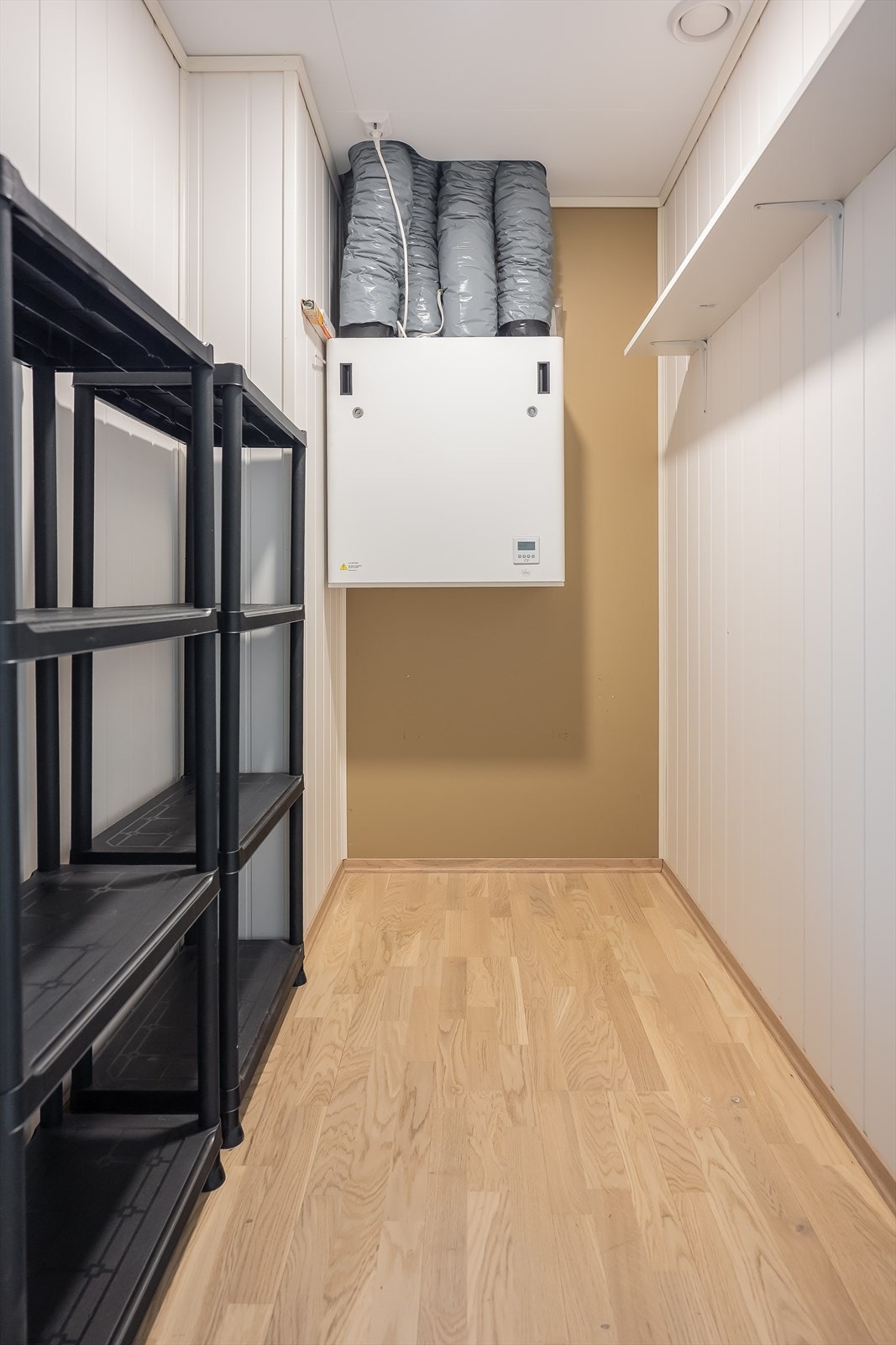 Leiligheten disponerer en innvendig bod på 2,8 m², samt en utvendig bod på balkongen på 2,6 m². Galleribilde