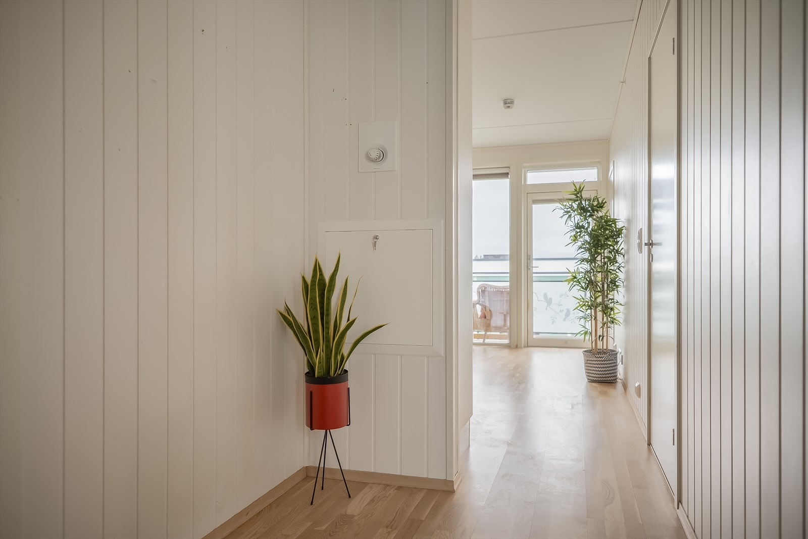 Den romslige entréen på 4,6 m² gir gode muligheter for etablering av garderobeløsning. Galleribilde