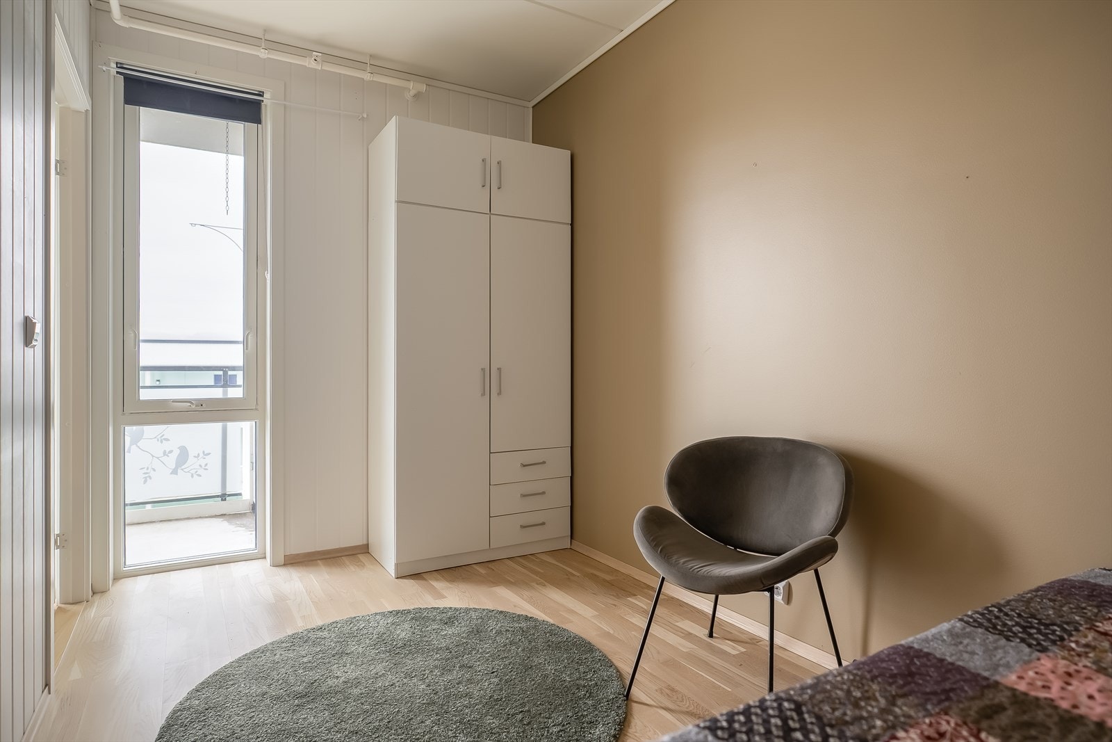 Boligens største soverom måler hele 8,1 m² og har god plass til ønsket sengestørrelse, garderobeskap og nattbord. Galleribilde