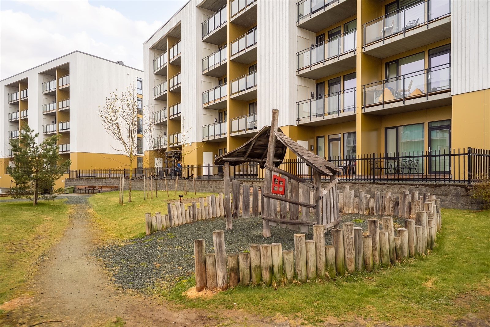 Rett utenfor døren finner du hyggelige grøntområder for beboerne. Galleribilde