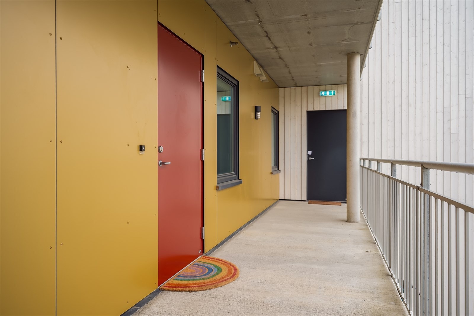 Leiligheten har en praktisk adkomst via svalgang. Galleribilde