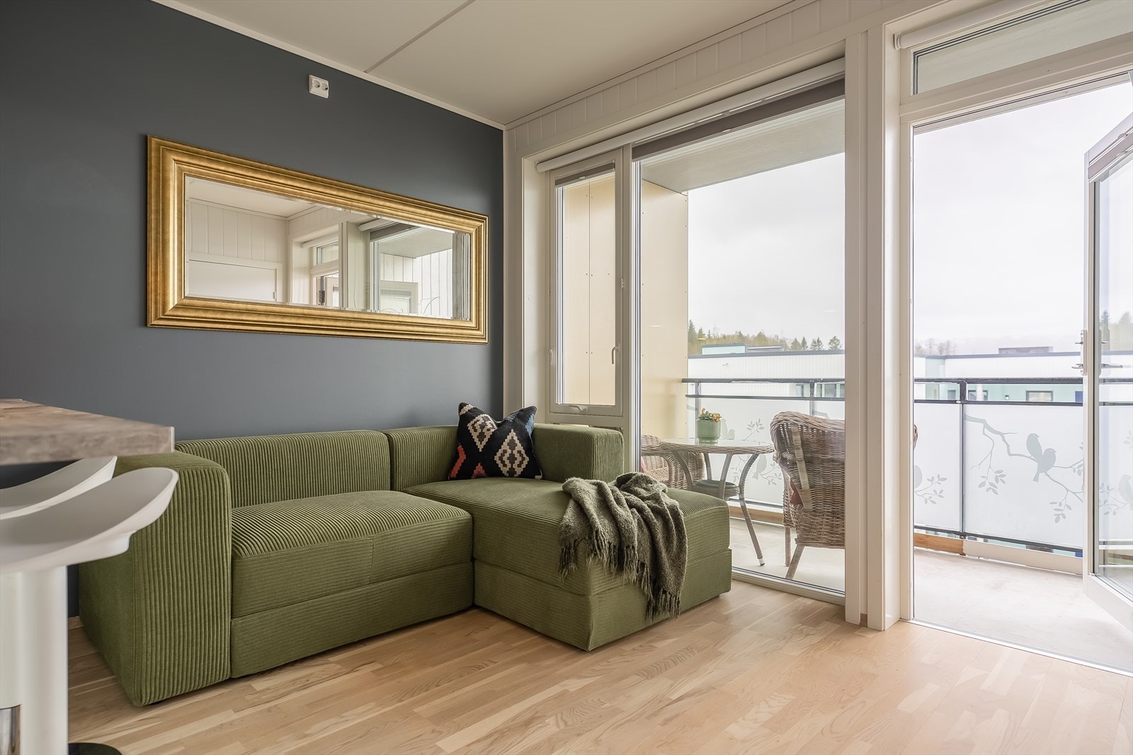 Balkongen ligger i direkte tilknytning til stuen og blir en naturlig forlengelse av oppholdsrommet på varme sommerdager. Galleribilde