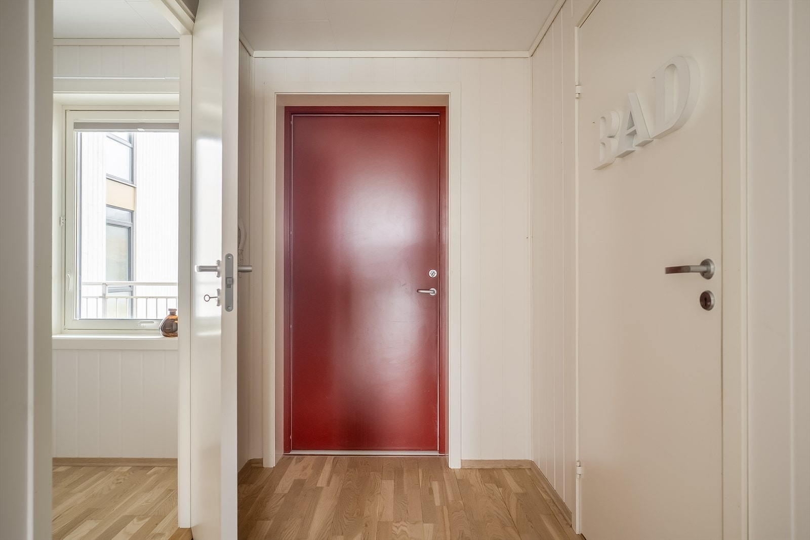 Videre i leiligheten finner du badet og boligens andre soverom. Galleribilde