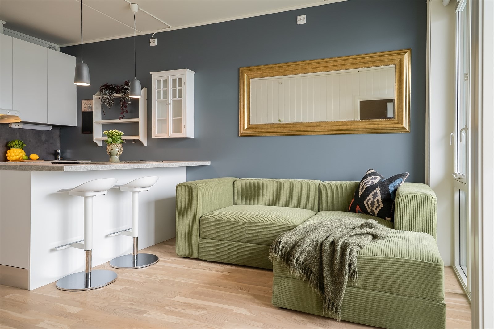 Leiligheten har en innbydende åpen stue- og kjøkkenløsning på hele 16,6 m². Galleribilde