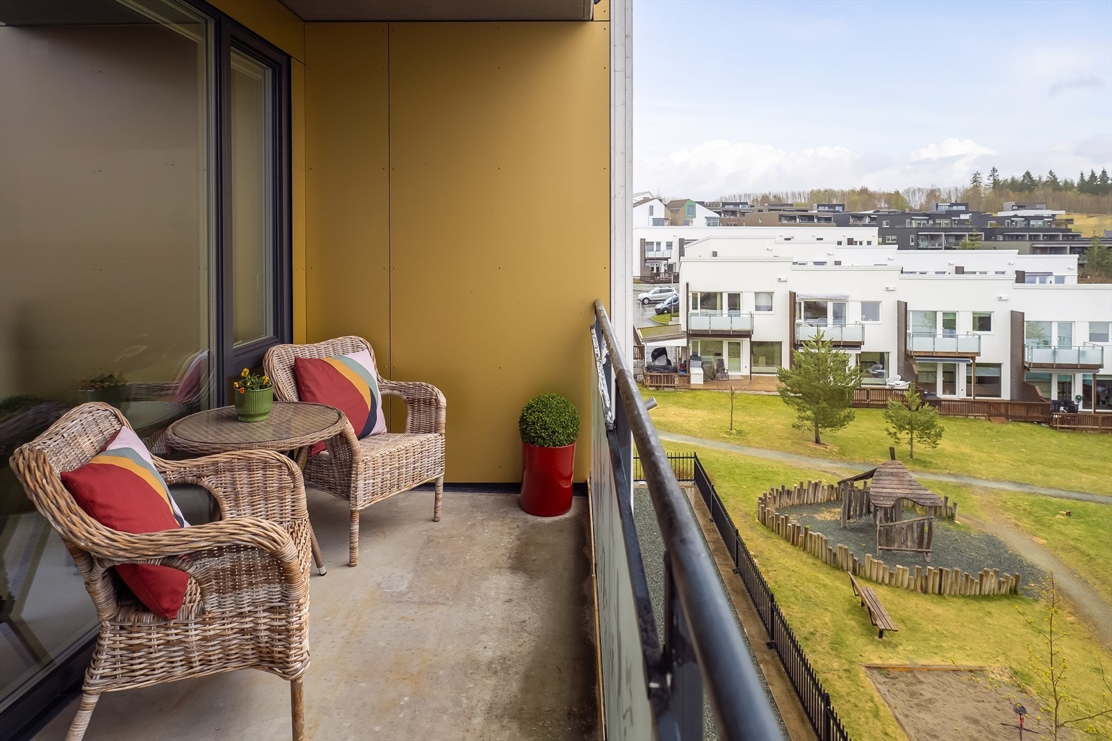 Balkongen er på hele 7 m² og har en usjenert utsikt over et hyggelig grøntareal. Galleribilde