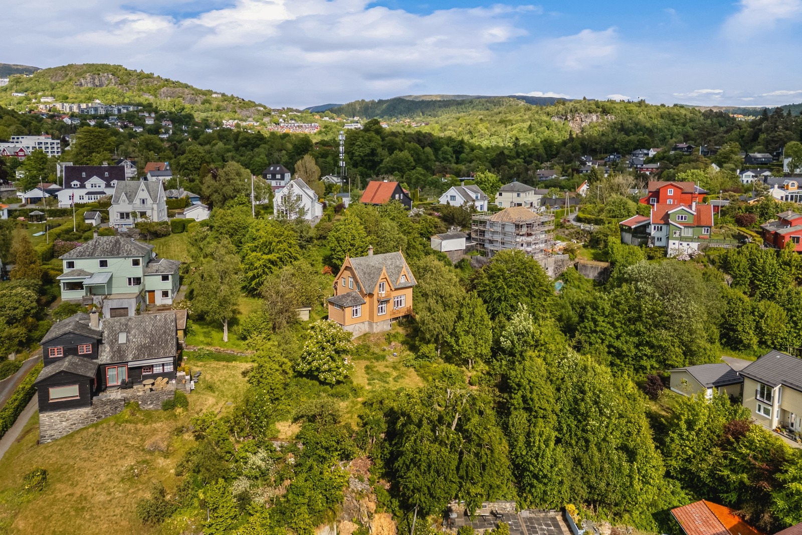 Eiendommen ligger i et veletablert og attraktivt villastrøk på Paradis, hovedsakelig bestående av eneboliger. Galleribilde