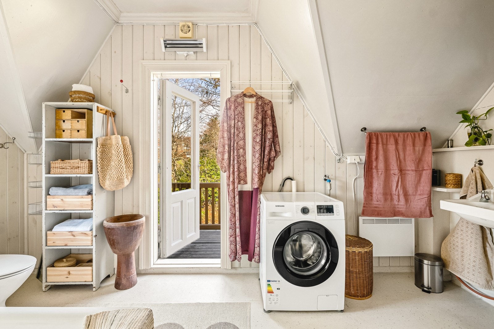 Romslig bad og vaskerom på 8,8 m² med termostatstyrte varmekabler i gulvet. Fra badet er det utgang til en terrasse på ca. 4,8 m². Galleribilde