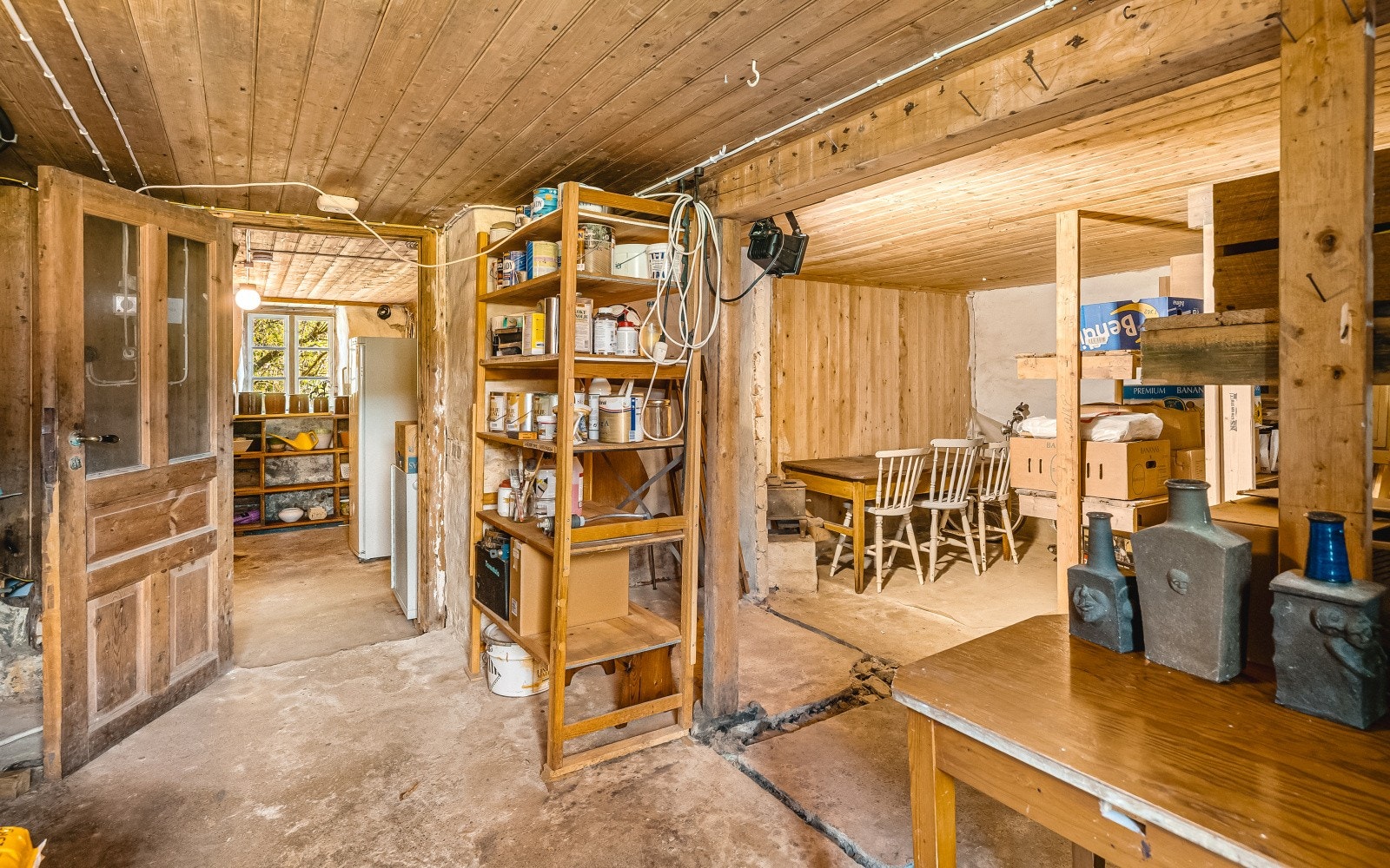 Kjelleren har et stort potensial for oppbevaring, med en bod på hele 23,4 m². Galleribilde