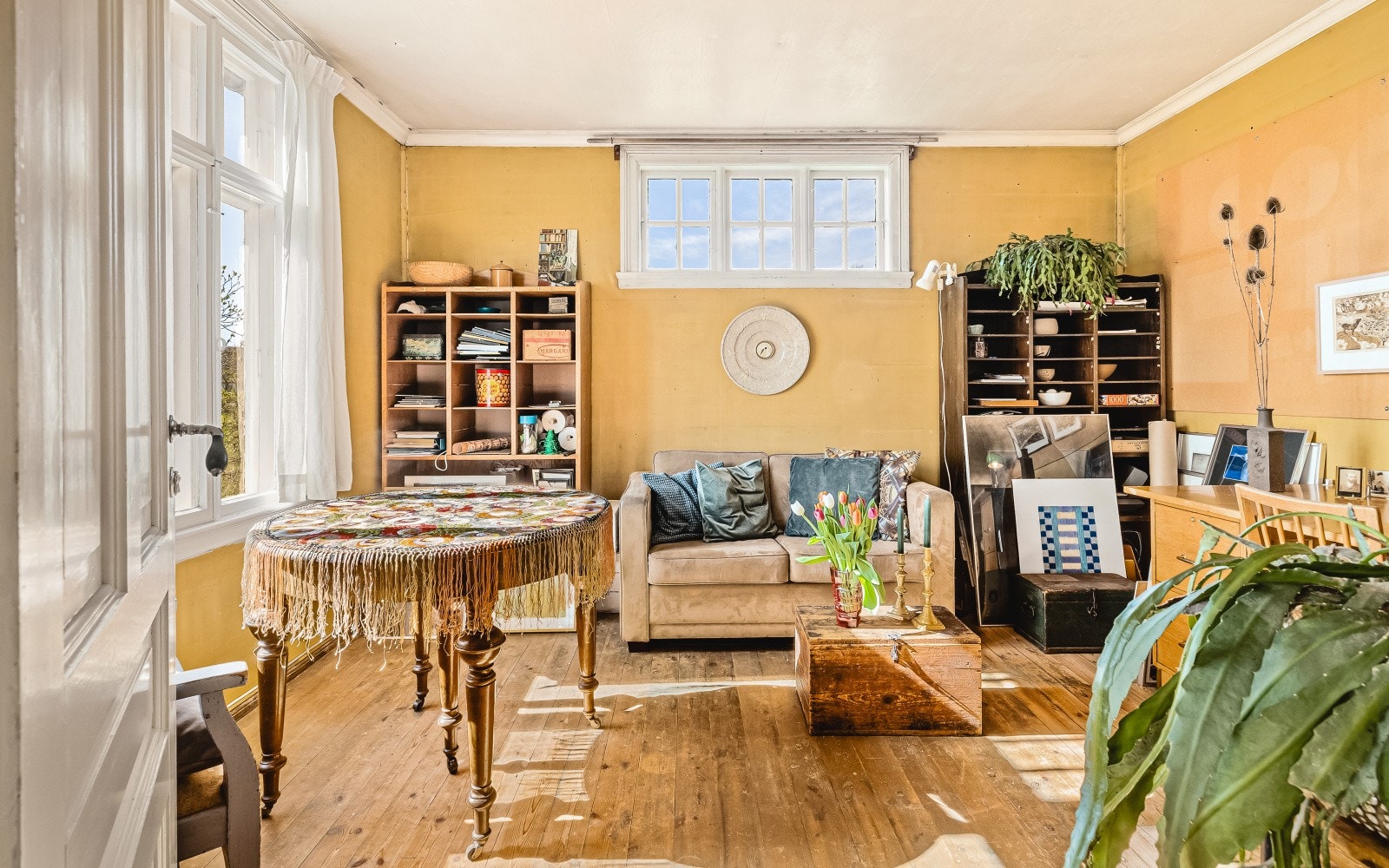 Boligen har totalt fem soverom. Dette rommet på 13,6 m² ligger i første etasje. Galleribilde