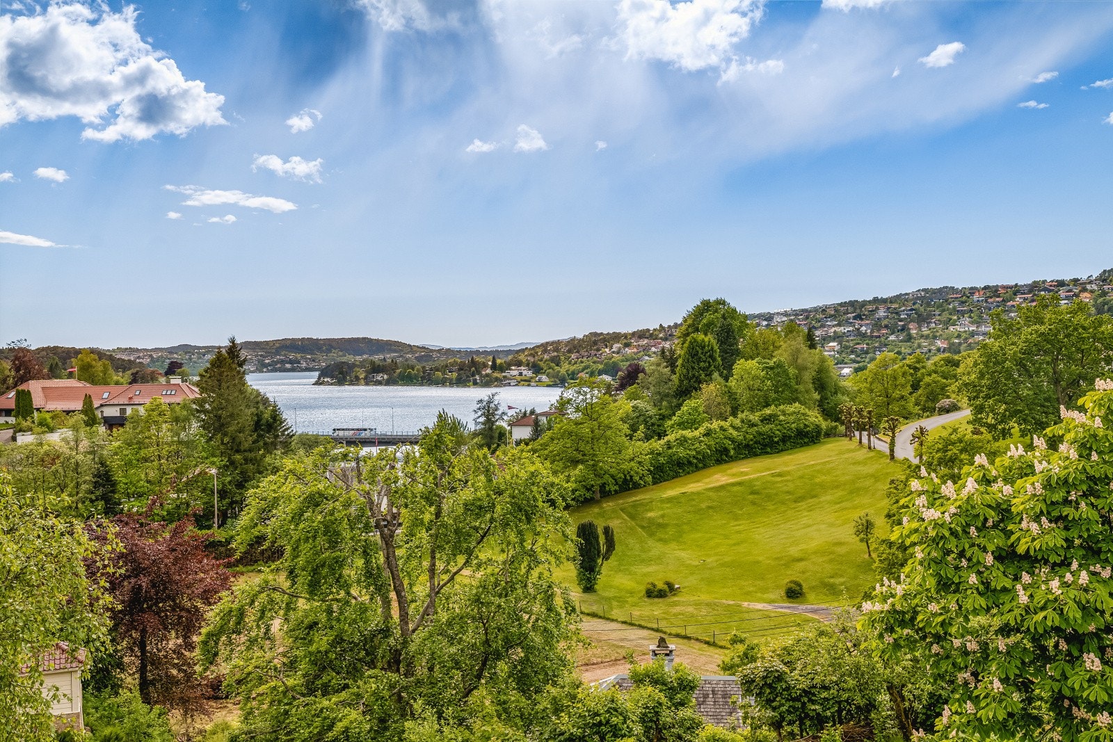 Utsikten gir en følelse av nærhet til naturen og bidrar til et lyst og luftig uttrykk, både inne og ute. Galleribilde