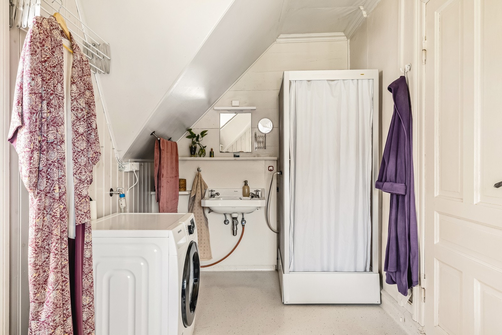 I tillegg til badekar er det også et dusjkabinett på badet. Galleribilde