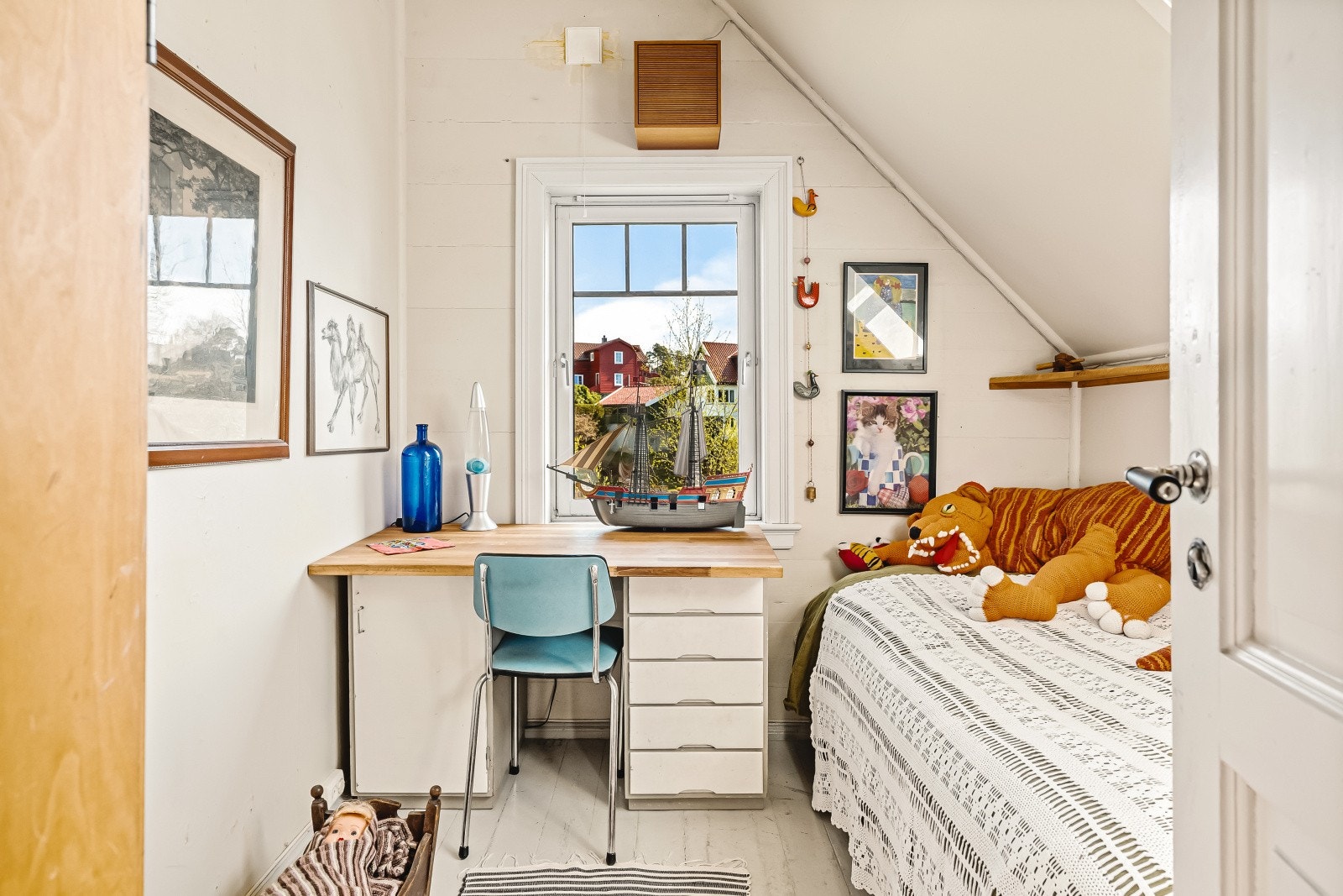 Soverom med plass til seng og en liten arbeidsplass ved vinduet. Galleribilde