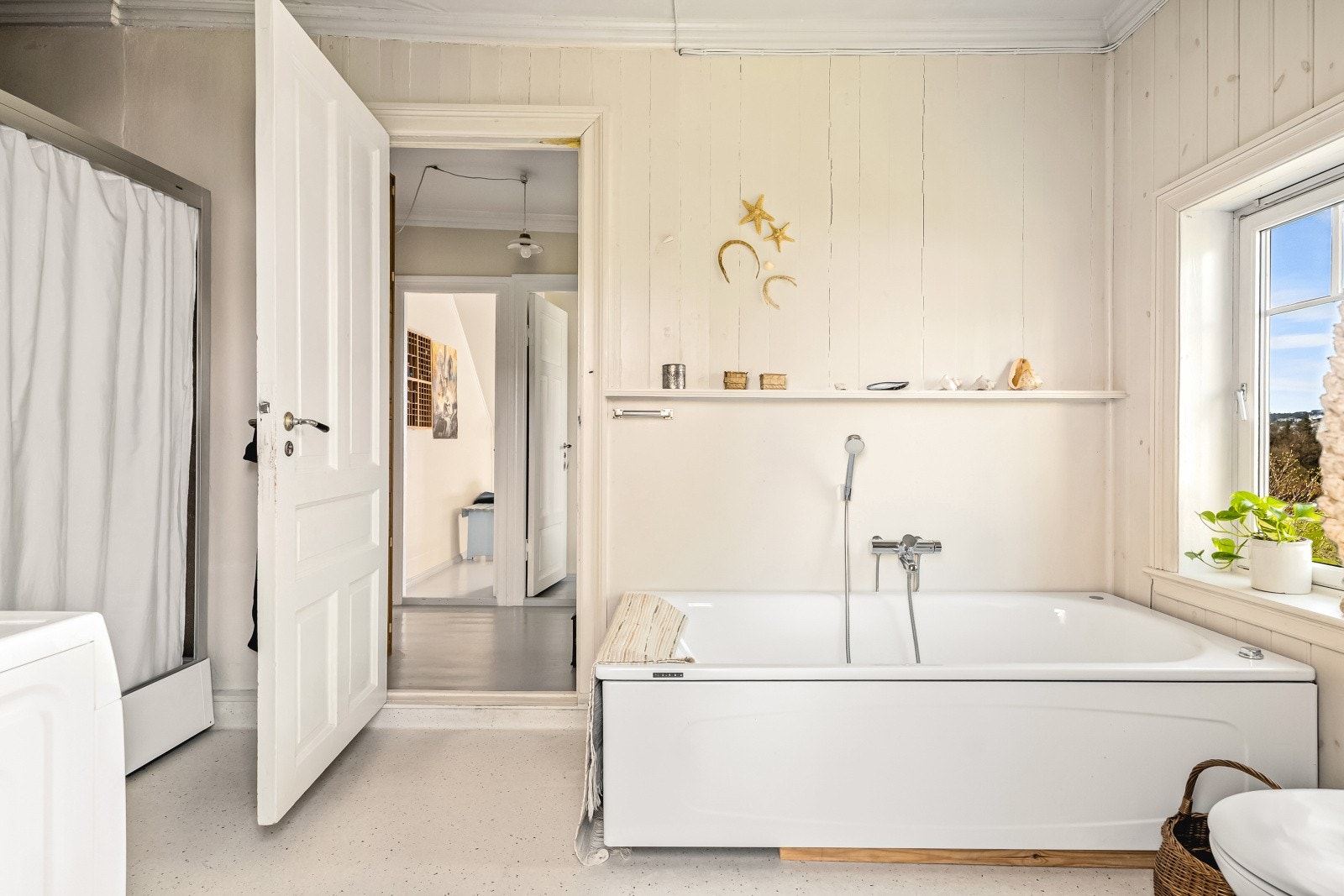 Badet har mekanisk avtrekk og en stråleovn på veggen for ekstra varme. Galleribilde