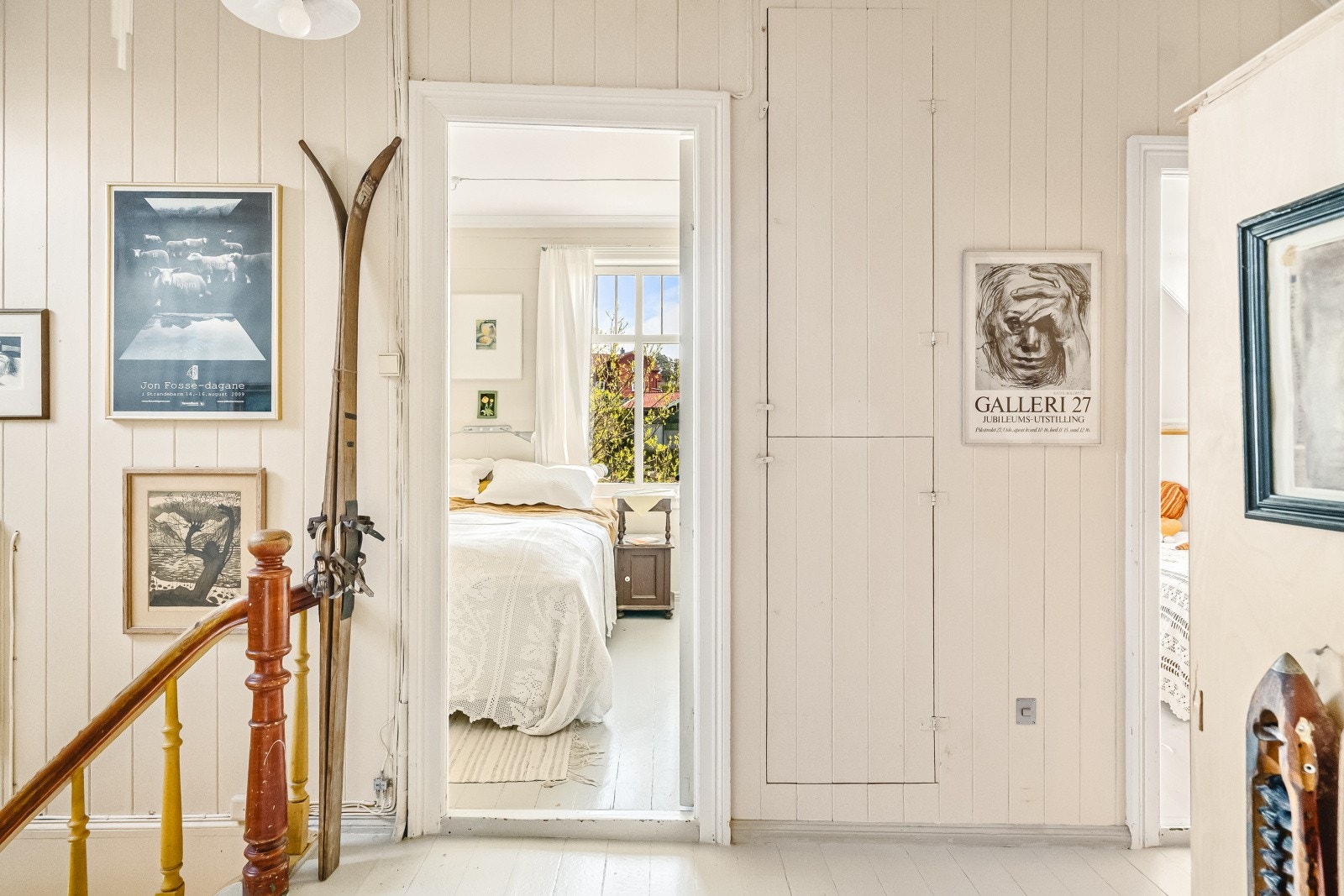 Fra hallen er det adkomst til fire soverom og badet. Galleribilde