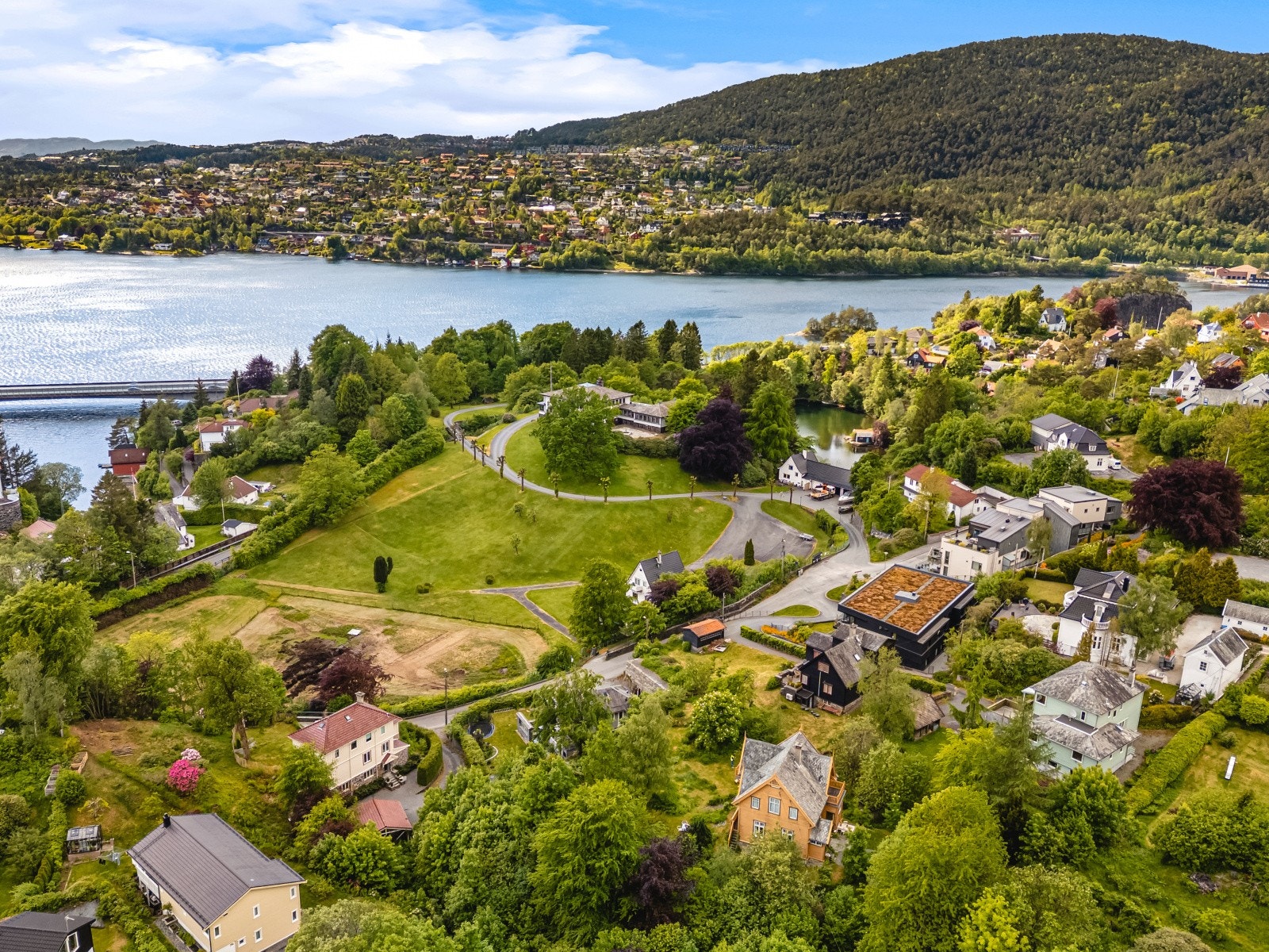 Området er rolig og barnevennlig, uten gjennomgangstrafikk. Kjødeeiendommen blir brukt til aking vinterstid. Galleribilde