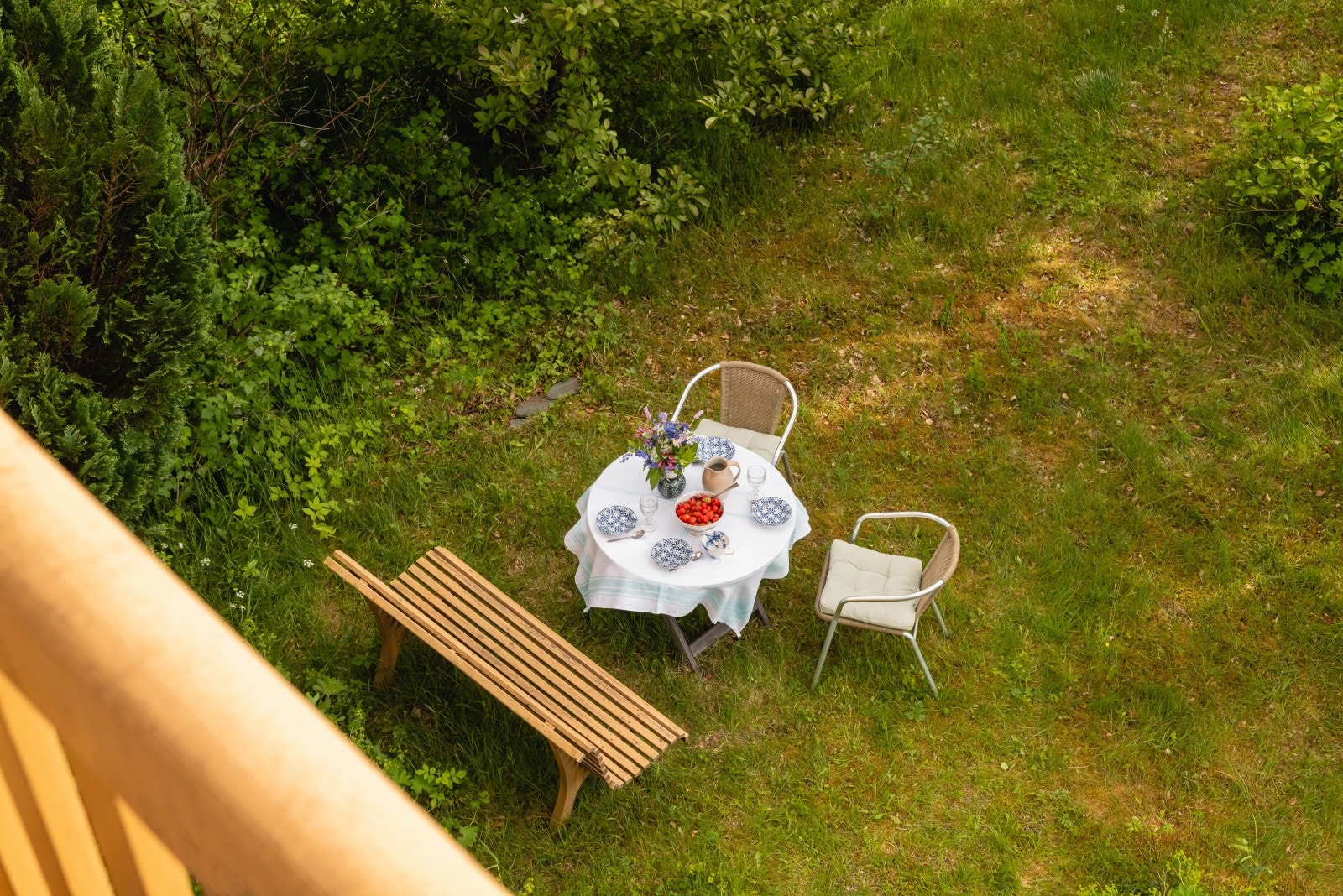 Den store tomten gir mange muligheter for å skape ulike soner og uteplasser. Galleribilde