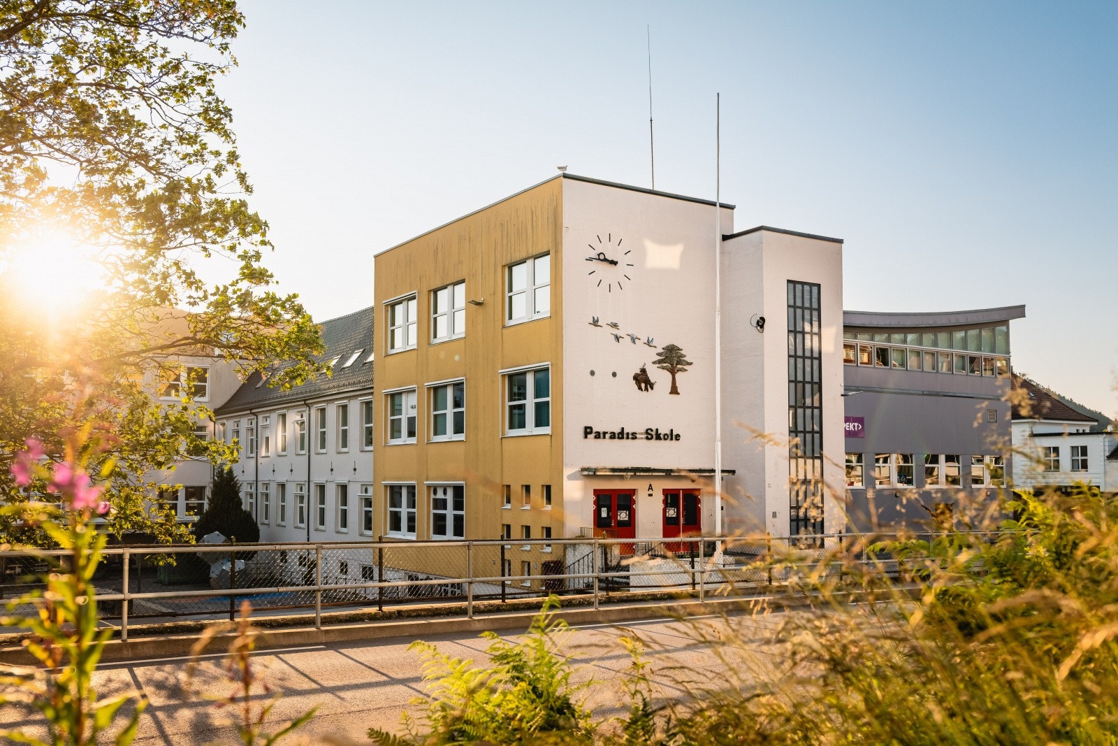 Paradis skole ligger kun en kort spasertur unna, noe som forenkler hverdagslogistikken. Galleribilde