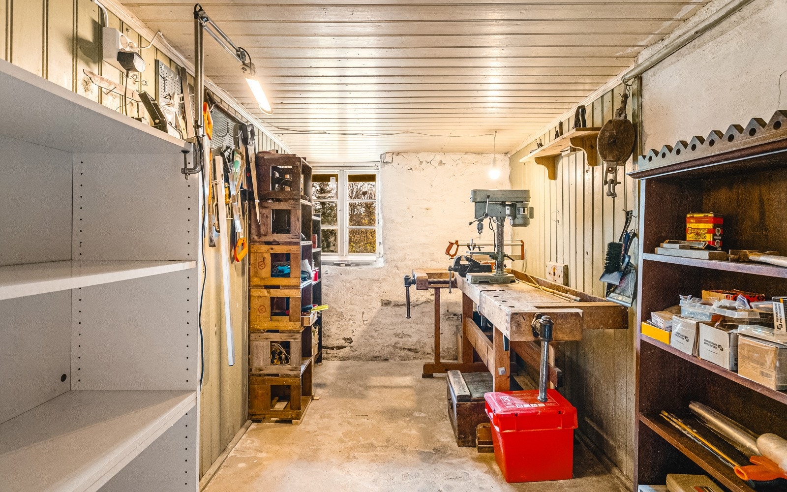 Et eget verksted/hobbyrom på 7,2 m² i kjelleren gir plass for kreative prosjekter. Galleribilde
