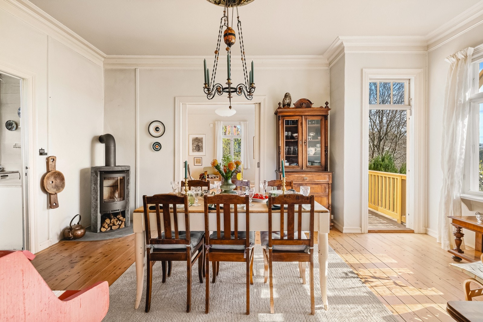 Fra stuen er det utgang til en veranda på ca. 4,3 m². Alle veranda- og balkondører er skiftet i 1993. Galleribilde