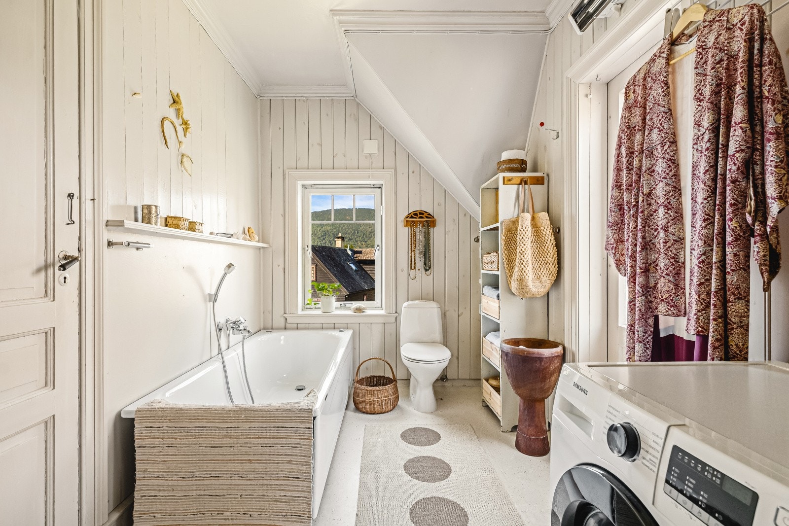 Badet er utstyrt med badekar, toalett, servant og har opplegg for vaskemaskin. Galleribilde