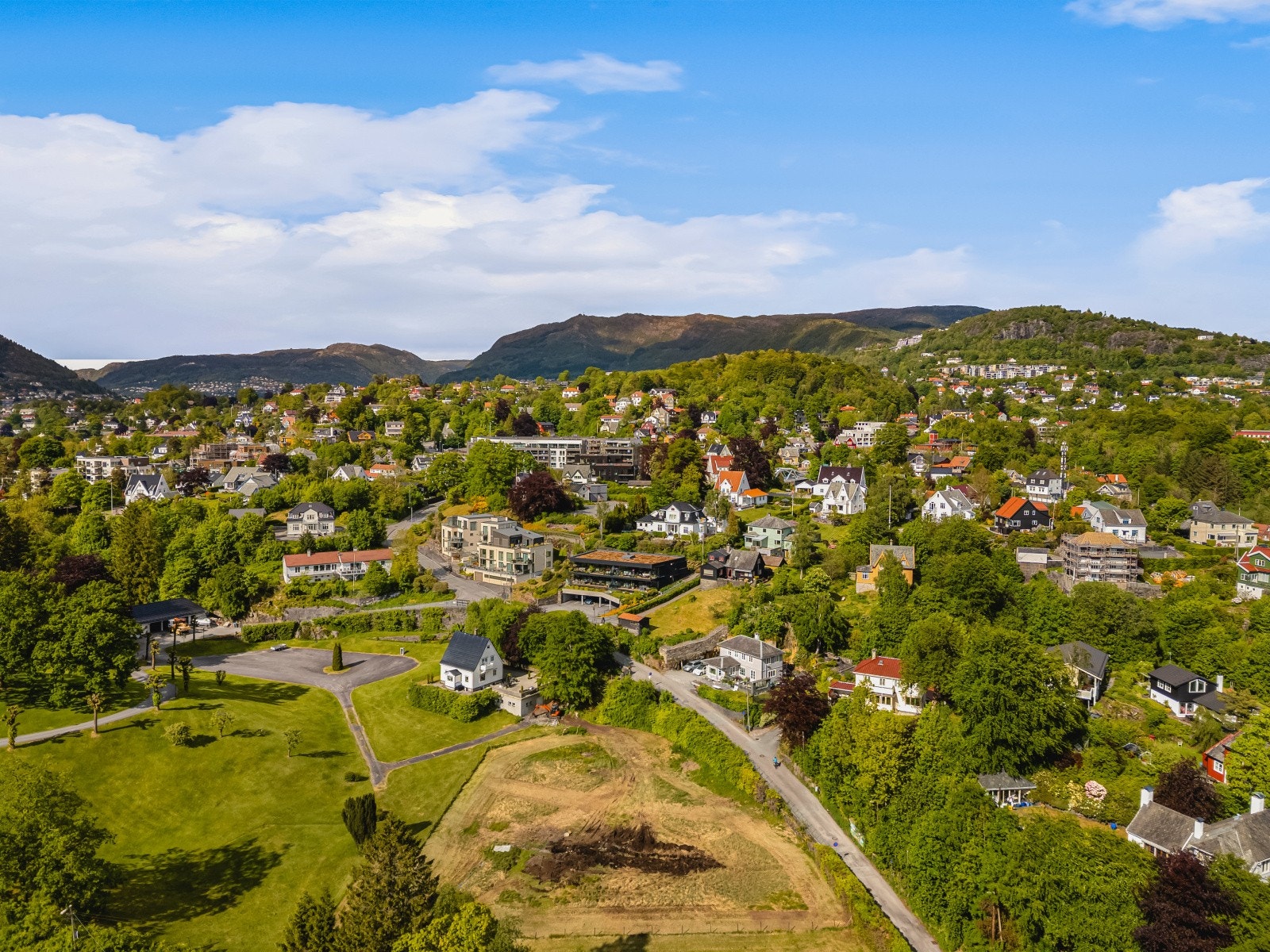 En attraktiv og barnevennlig beliggenhet med nærhet til skoler, butikker og kollektivtransport. Galleribilde
