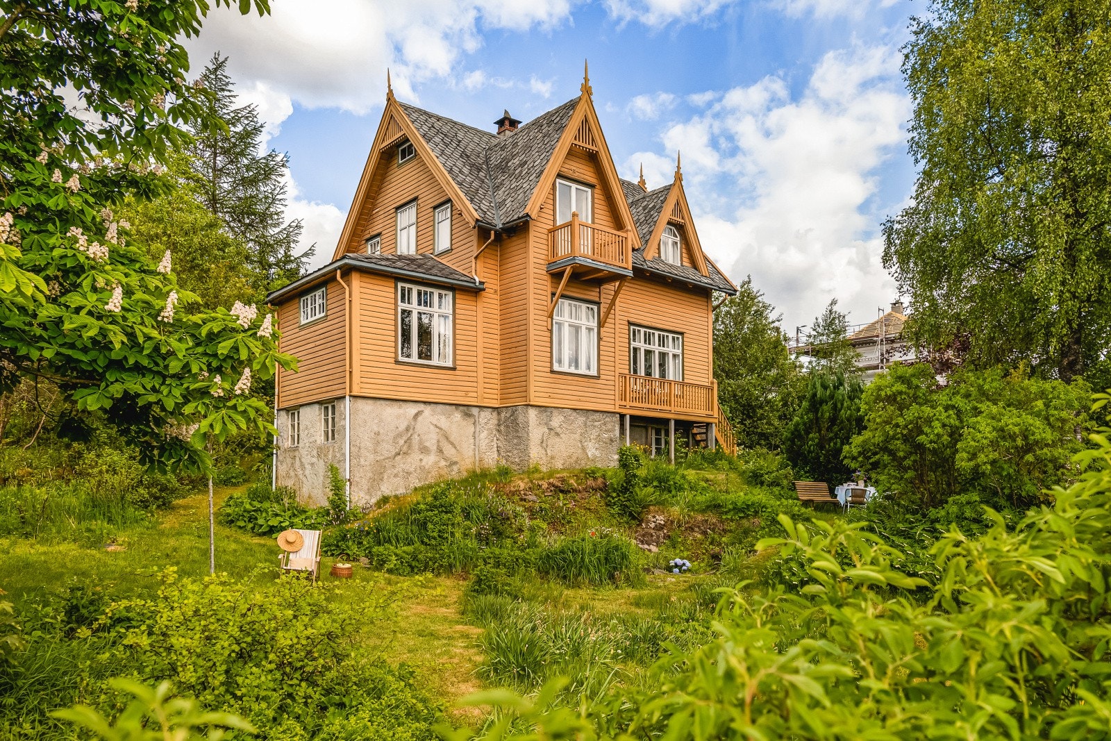 Huset fra 1912 har bevart sin opprinnelige karakter med detaljer som massive heltre dører og trapper. Dette gir en unik mulighet til å skape et hjem etter egen smak. Galleribilde
