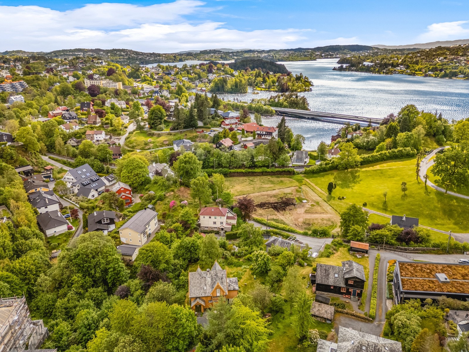 Fra eiendommen er det nærhet til flotte turområder som Gamlehaugen, stiene langs Nordåsvannet samt nydelige bademuligheter ved Nordåsvannet. Galleribilde