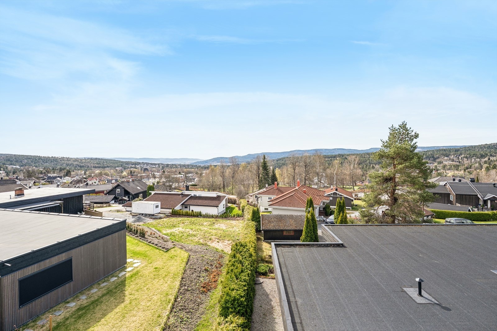 Området har god kommunikasjon med Kirkelunden bussholdeplass kun 3 minutter unna, og Drammen stasjon 12 minutter med bil. Galleribilde