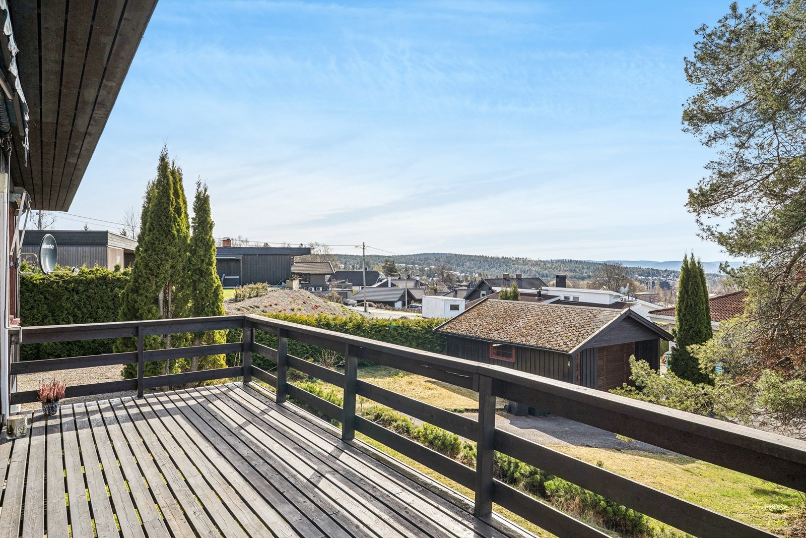 Den romslige verandaen på ca. 16 m² gir god plass til utemøbler. Herfra har du utsikt over Konnerud, med kort vei til både Konnerud idrettspark og Rema 1000. Galleribilde