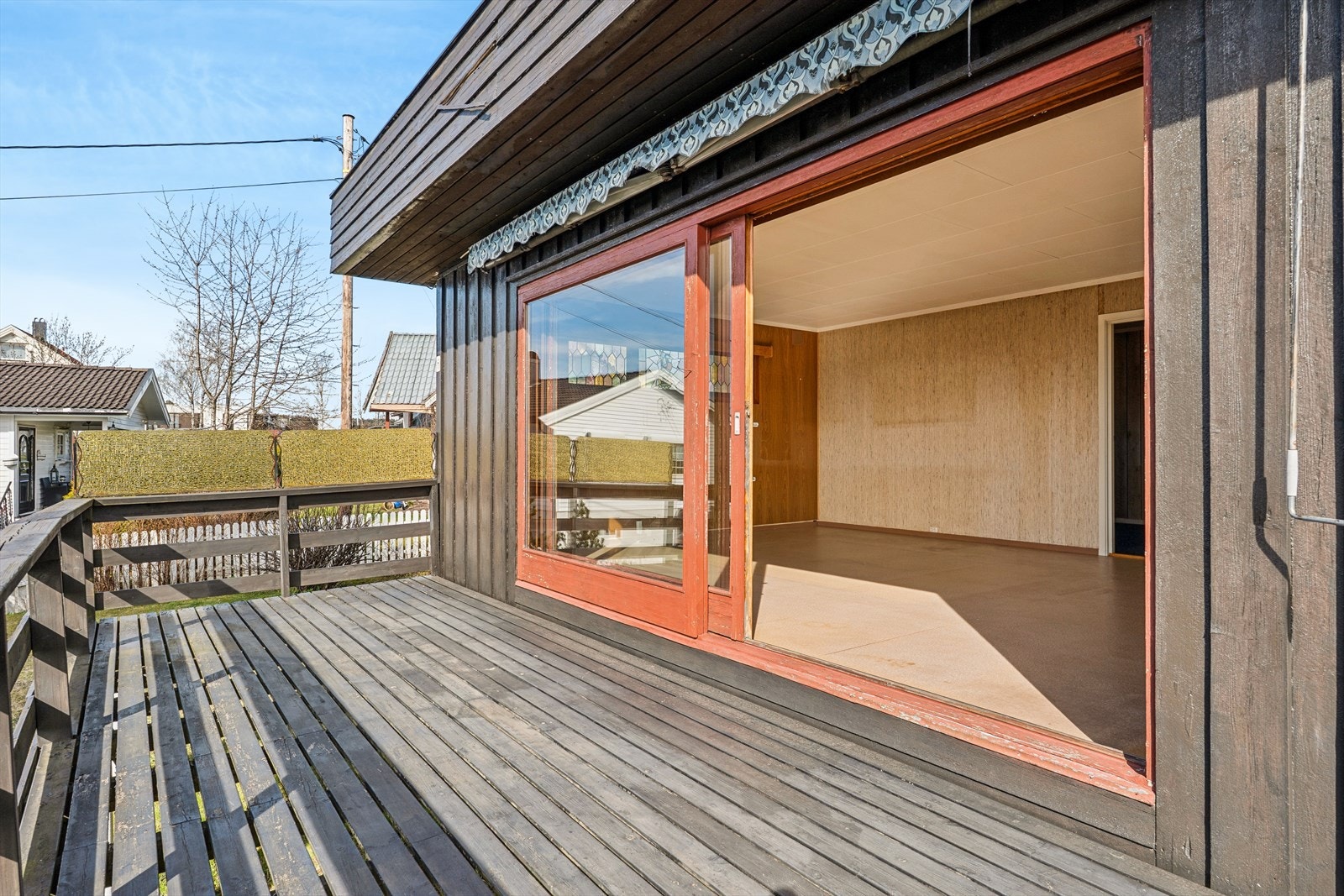 Verandaen er bygget i impregnerte materialer og har direkte adkomst fra stuen. Galleribilde