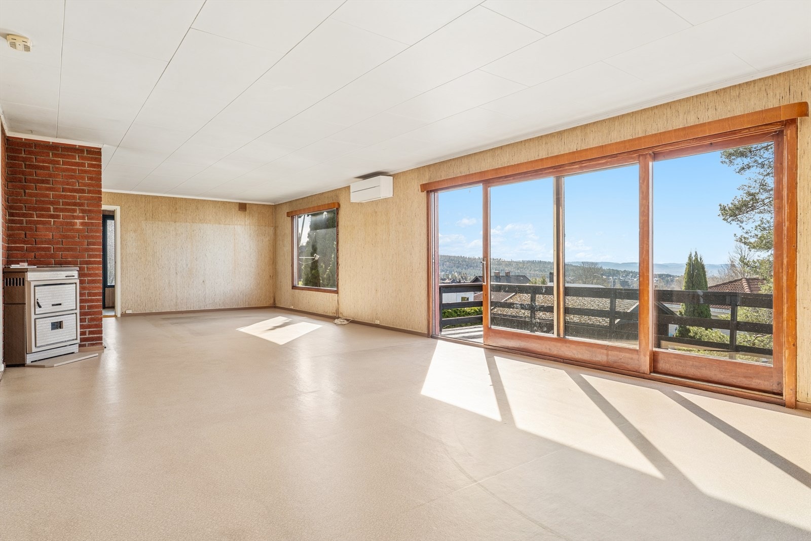 Store vindusflater og skyvedør gir rikelig med dagslys og direkte utgang til verandaen. Galleribilde