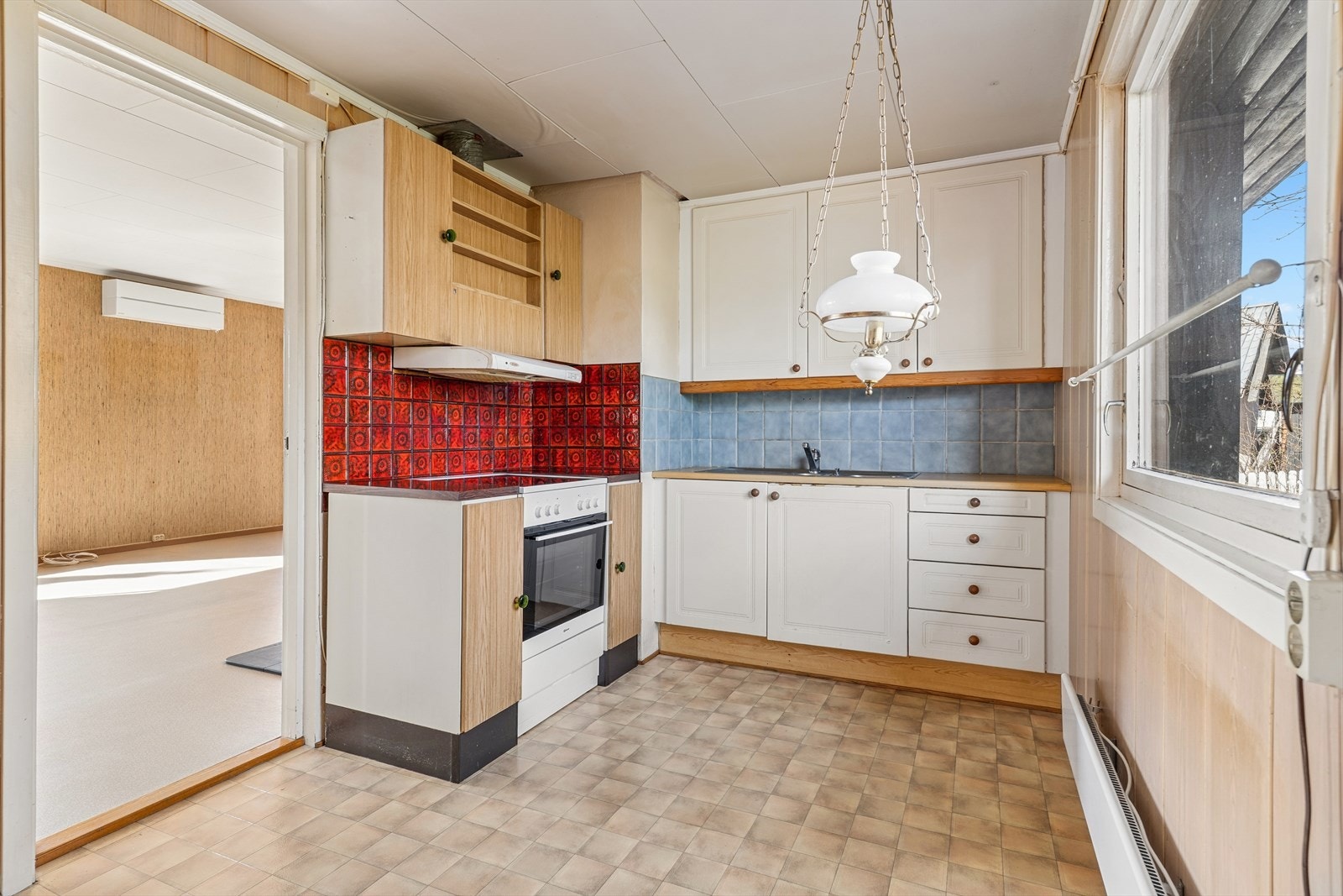 Kjøkkenet har innredning med profilerte fronter og benkeplate i laminat. Det er utstyrt med komfyr og kjøl/fryseskap. Galleribilde
