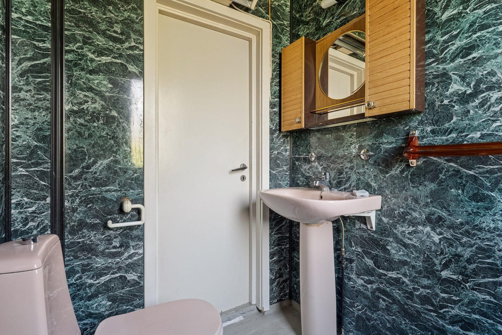 Badet har våtromsplater på veggene og belegg på gulvet. Rommet er utstyrt med toalett, servant og dusj. Galleribilde