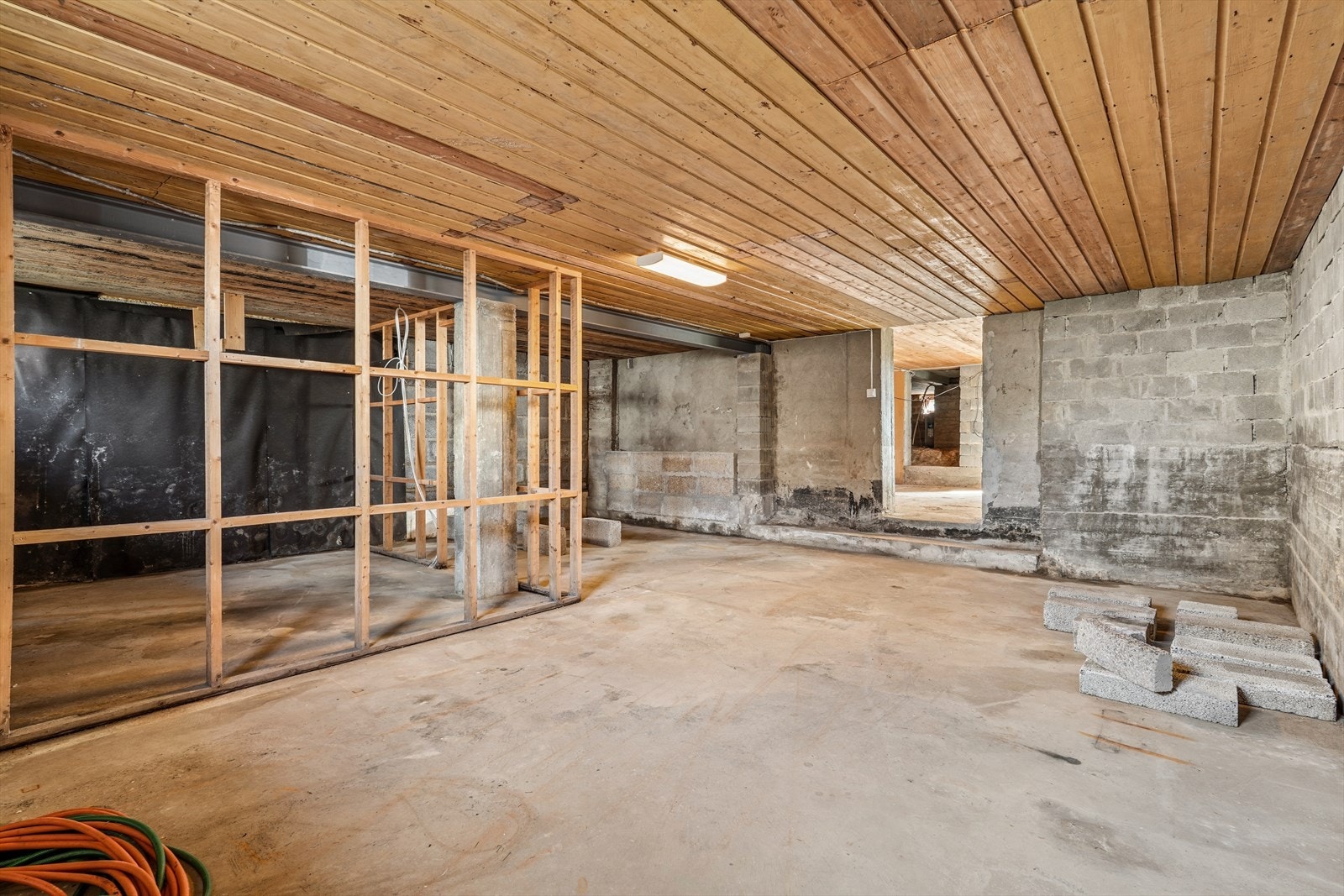 Det uinnredede kjellerrommet på ca. 43 m² har betonggulv og vegger av betong/mur. Et rom med stort potensial for lagring eller verksted. Galleribilde
