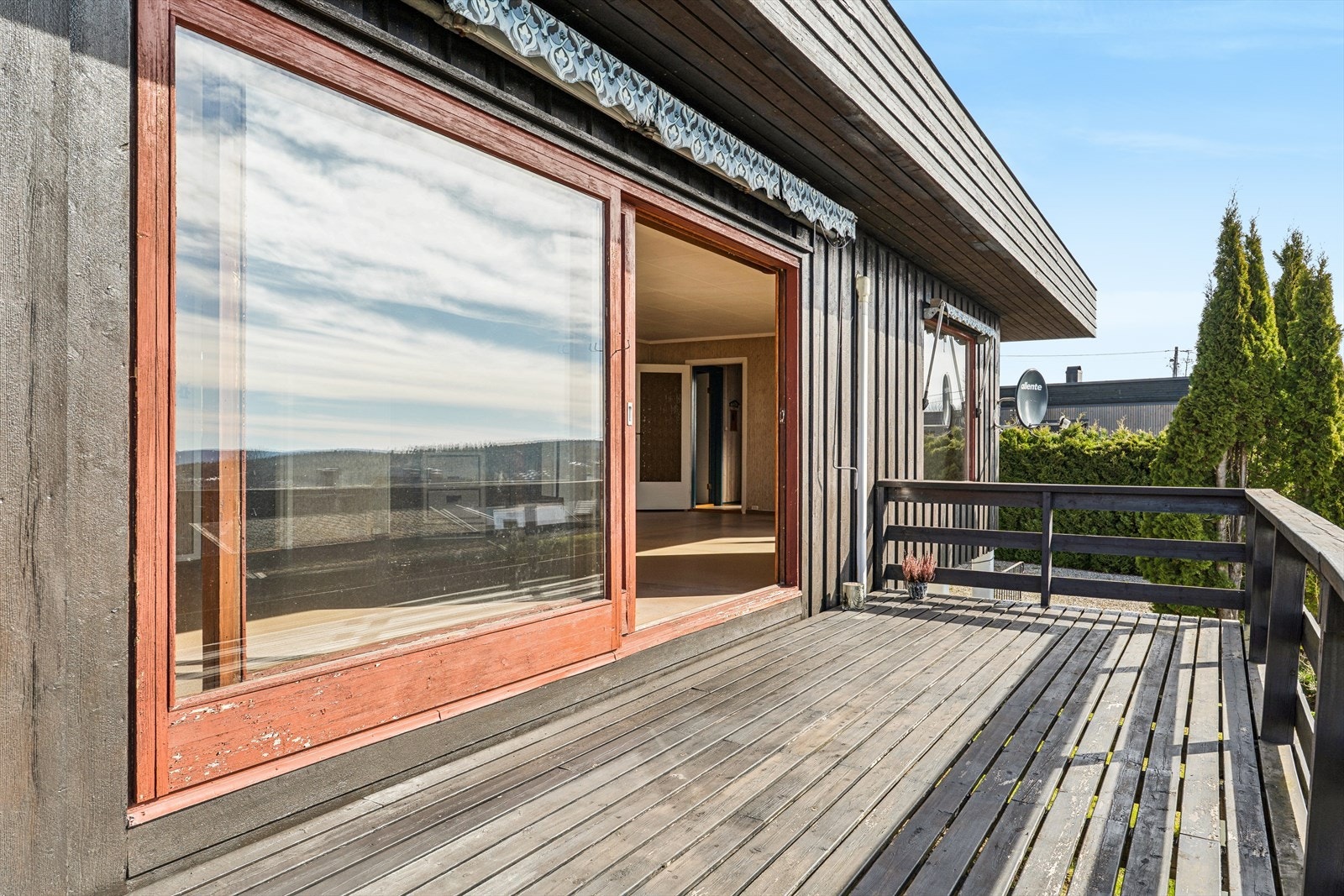 Fra verandaen har man god oversikt over egen hage og nærområdet. Galleribilde