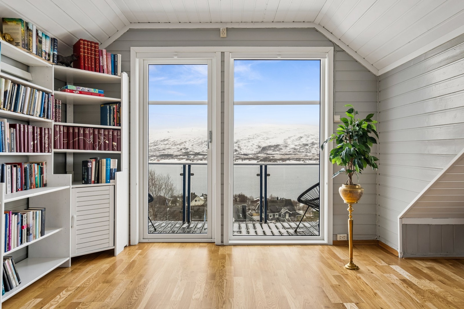 Fra loftstuen er det storslått utsikt mot Sandnessundet og Kvaløya Galleribilde